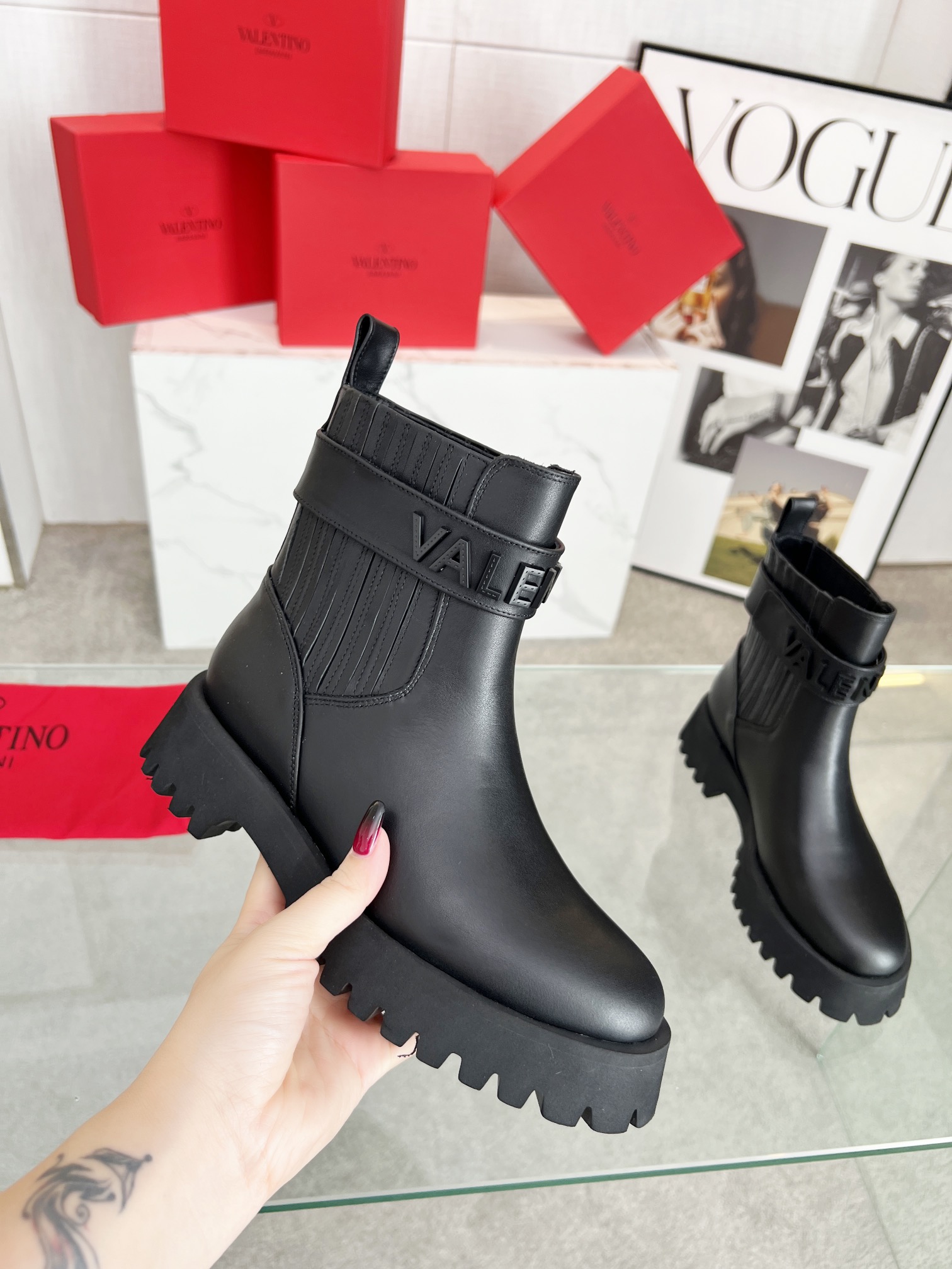 valentino ヴァレンティノレディーススニーカー偽物 ドクターマーチン 厚底 ブーツ レザー 牛革 靴 シンプル ブラック_5