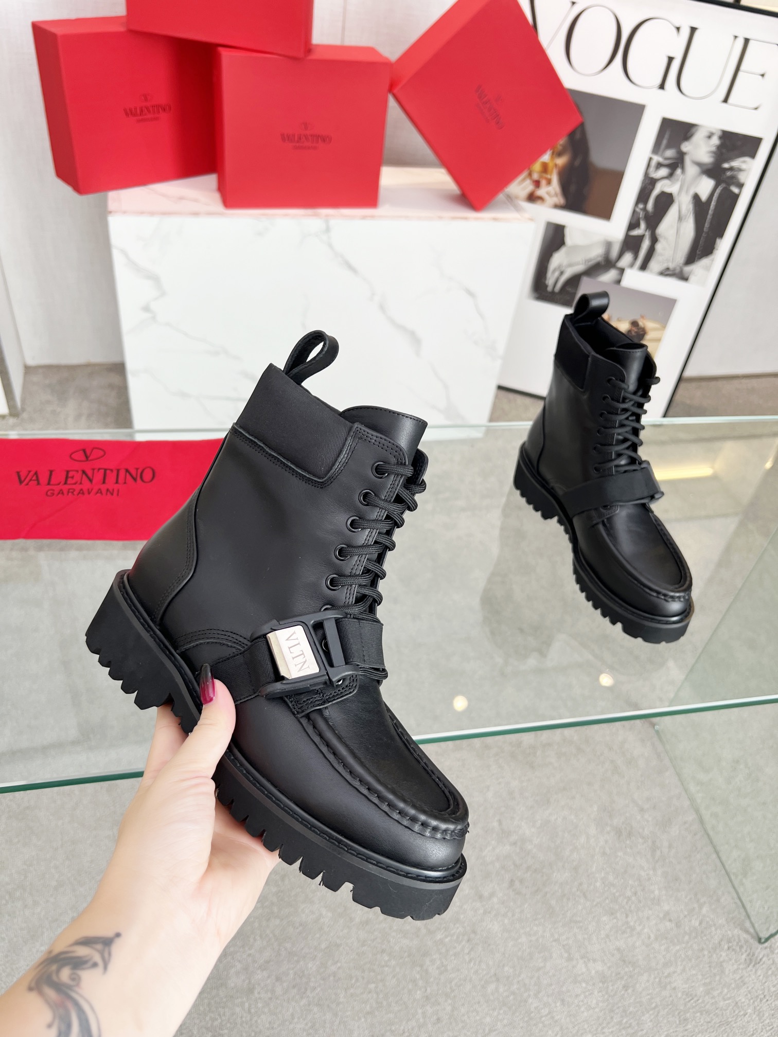 valentino お得100%新品 フラットシューズＮ級品 牛革 靴 ドクターマーチン 厚底 ブーツ レザー シンプル ブラック_6