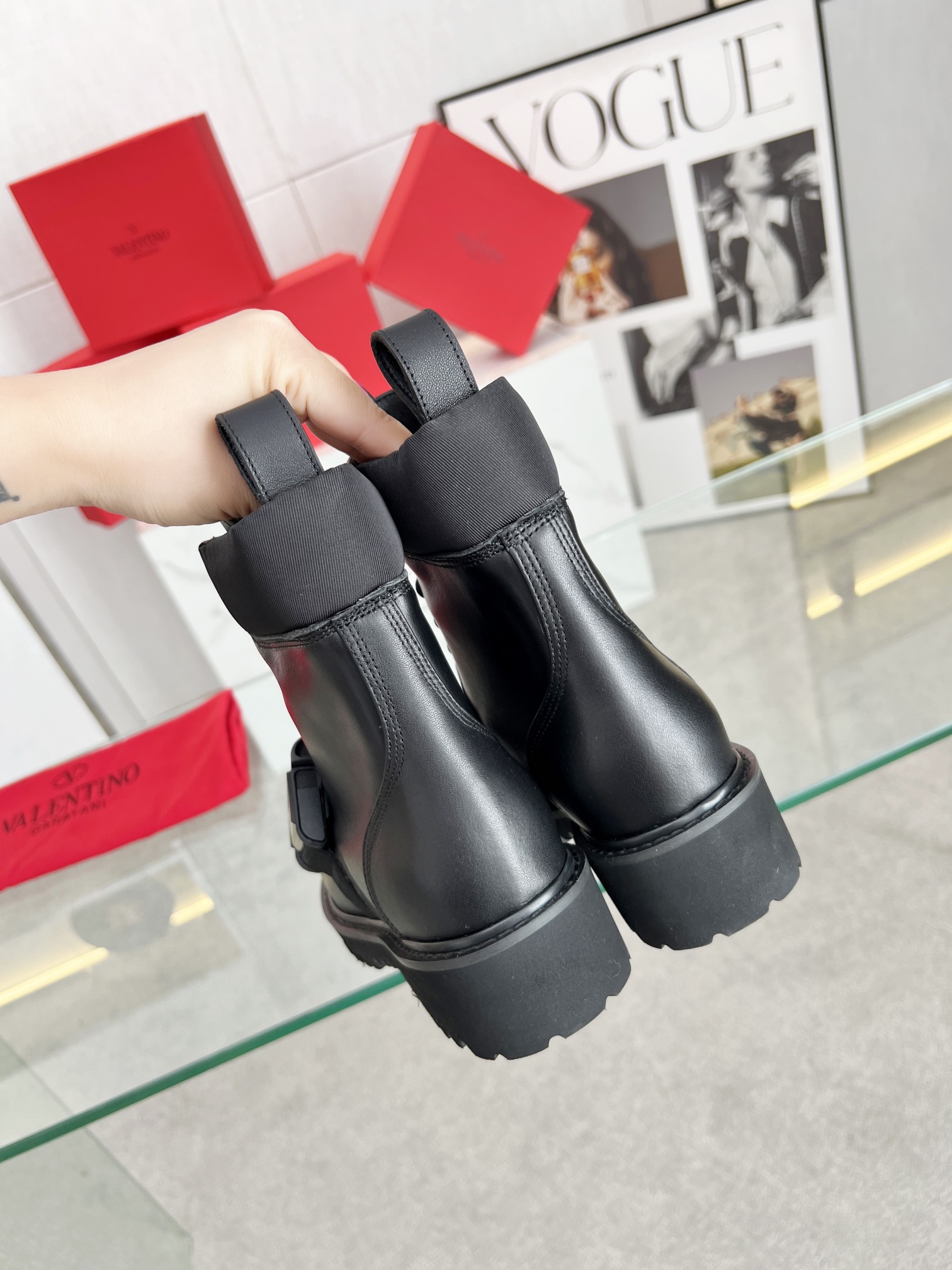 valentino お得100%新品 フラットシューズＮ級品 牛革 靴 ドクターマーチン 厚底 ブーツ レザー シンプル ブラック_7