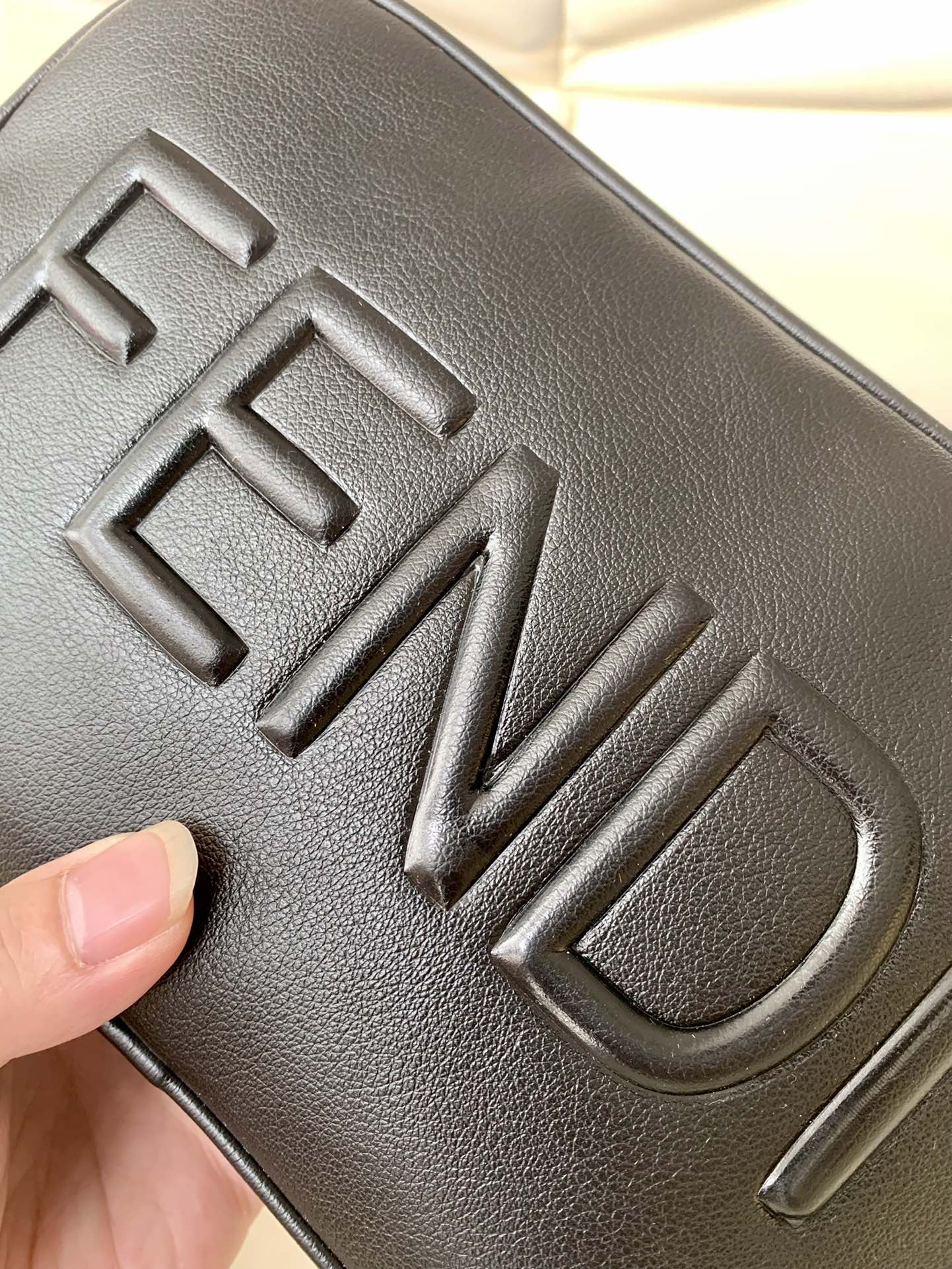 フェンディ バッグ 赤スーパーコピー 斜め掛けバッグ 牛革 レザー 手作り logoプリント シンプル ミニ メンズ ブラック_6