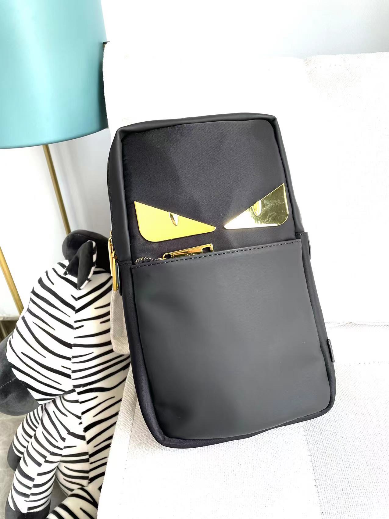 fendi のバッグ激安通販 斜め掛けバッグ 牛革 レザー 手作り 四角形 メンズ 便利 実用 防水 シンプル ブラック_1