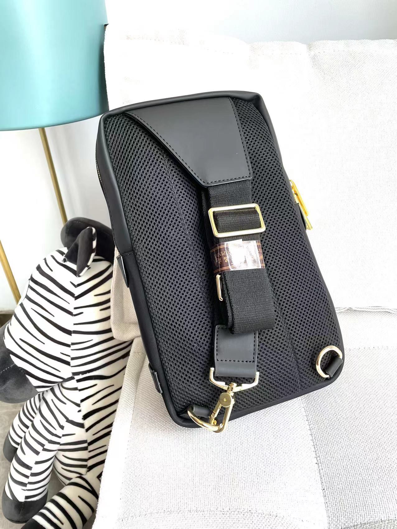 fendi のバッグ激安通販 斜め掛けバッグ 牛革 レザー 手作り 四角形 メンズ 便利 実用 防水 シンプル ブラック_2
