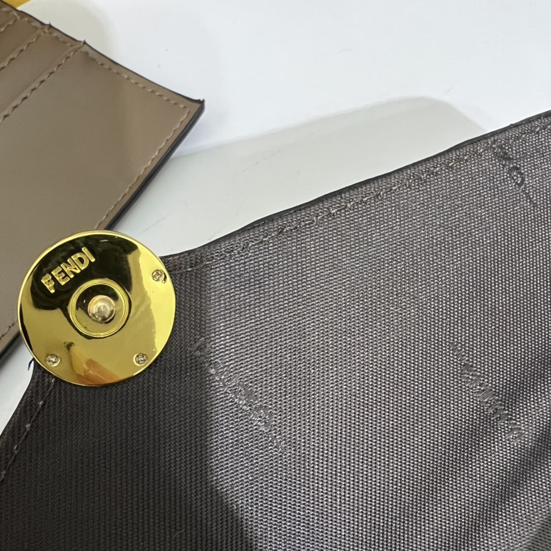 フェンディ バッグ コーデ偽物 斜め掛けバッグ 持ちバッグ 牛革 個性的 日常用 ファッション レディース 花柄 ブラウン_7