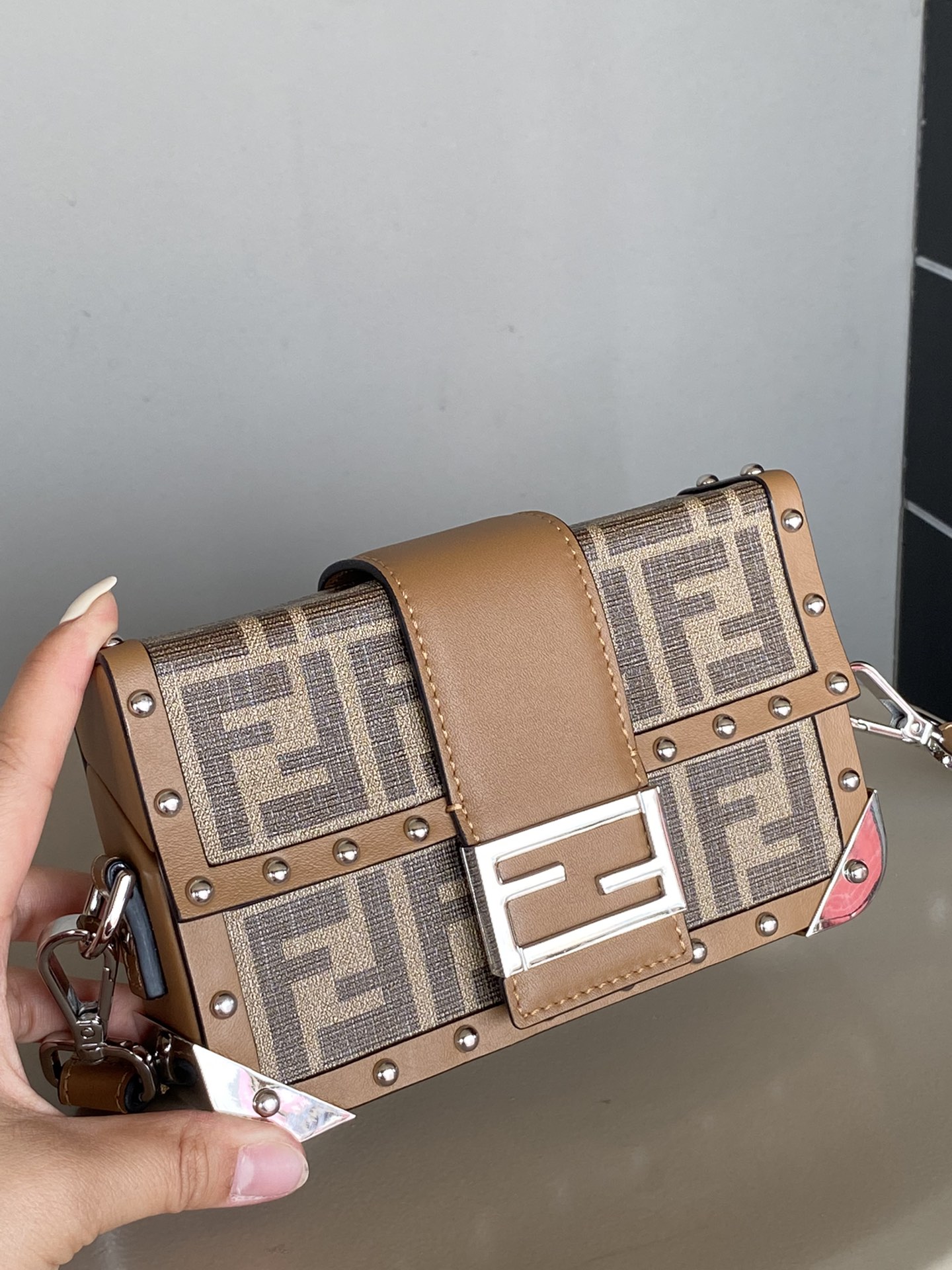 フェンディ スパイバッグＮ級品 斜め掛けバッグ 男女兼用 レザー ファッション 大人気 ミニ レディース ブラウン_4