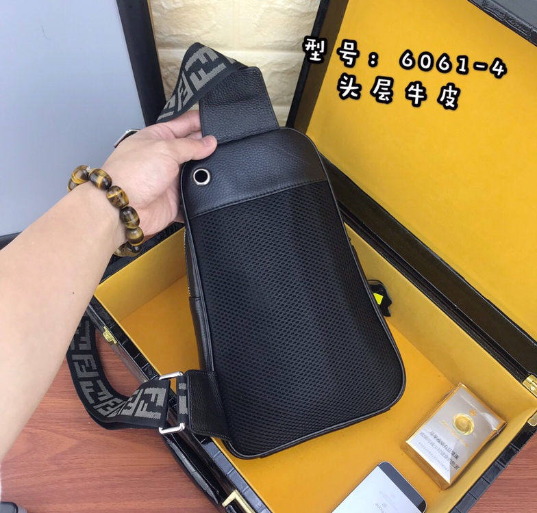 フェンディ スパイバッグＮ級品 斜め掛けバッグ 男女兼用 軽くて薄い ユーティリティチェストバッグ ブラック_4