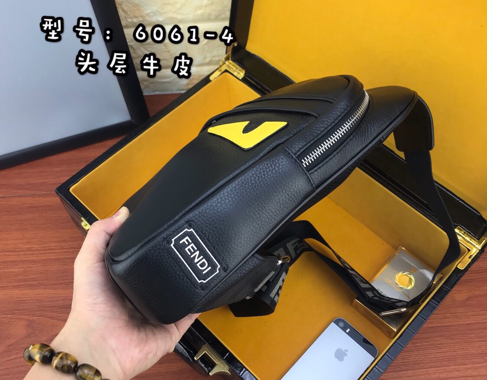 フェンディ スパイバッグＮ級品 斜め掛けバッグ 男女兼用 軽くて薄い ユーティリティチェストバッグ ブラック_5