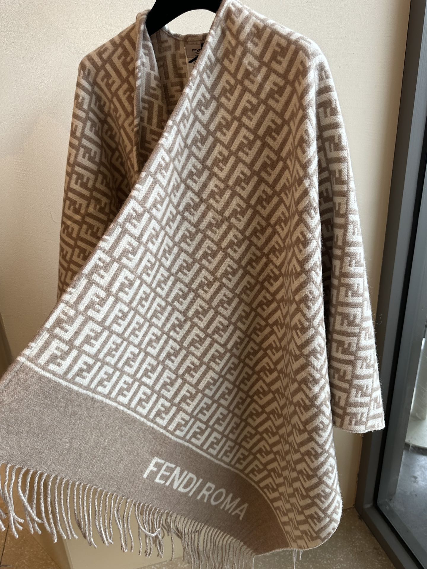 大活躍 レディース フェンディスカーフＮ級品 ショール マフラー 結婚式 お呼ばれ レディース ウール製 人気 杏色_7