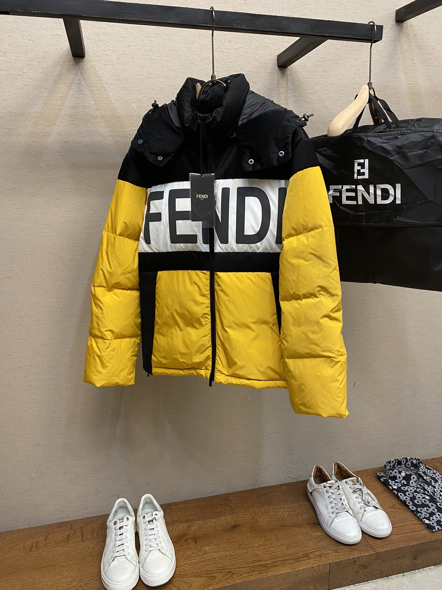 fendi キッズ ダウン偽物 ダウンジャケット トップス 厚い 保温 人気新品 ファッション イエロー_1