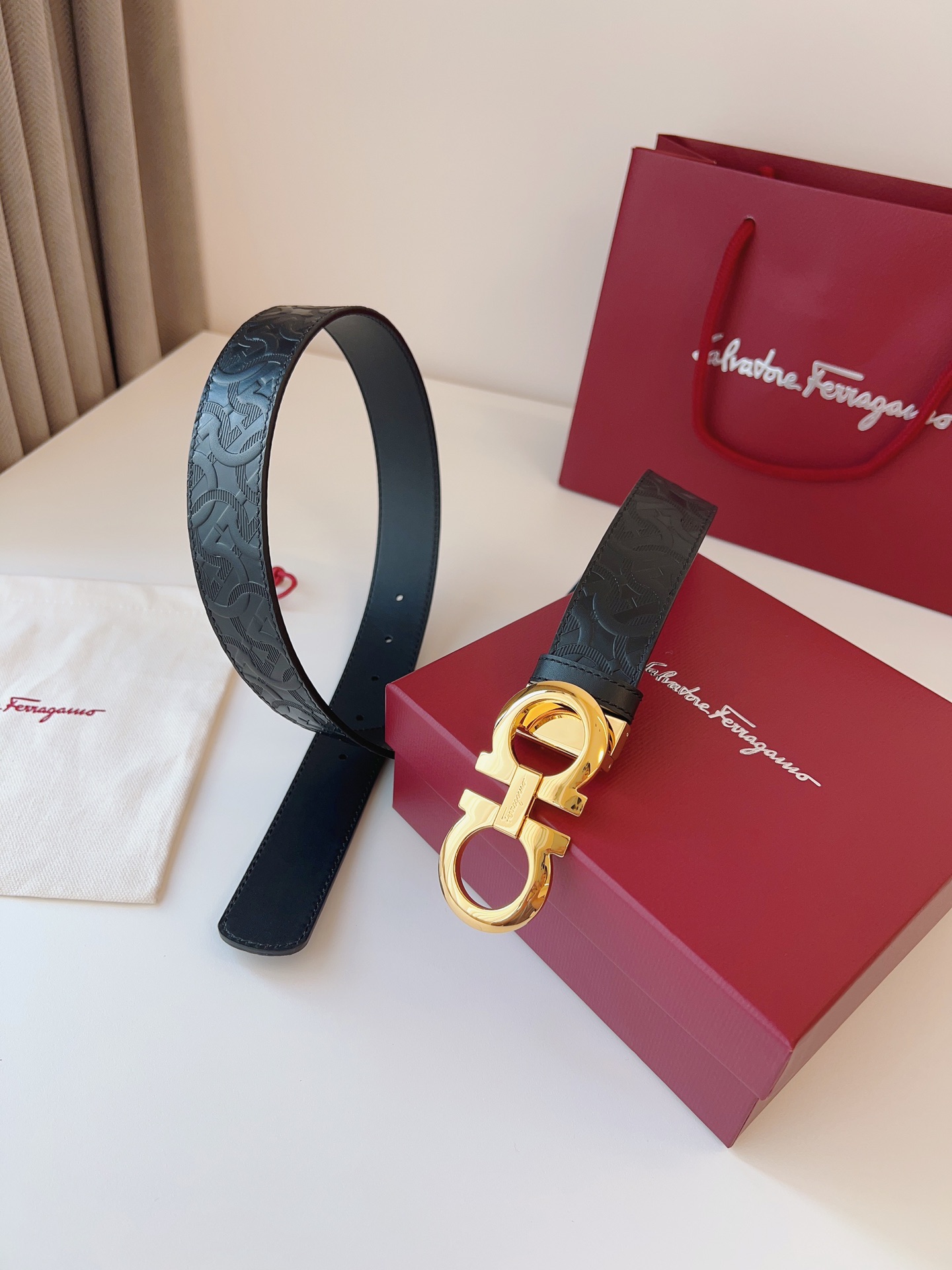 超激得新品 ferragamo ベルト偽物 幅35㎜ 牛革 レザー ビジネス 本革で作られ ゴールドバックル 調整可 メンズ ブラック_2
