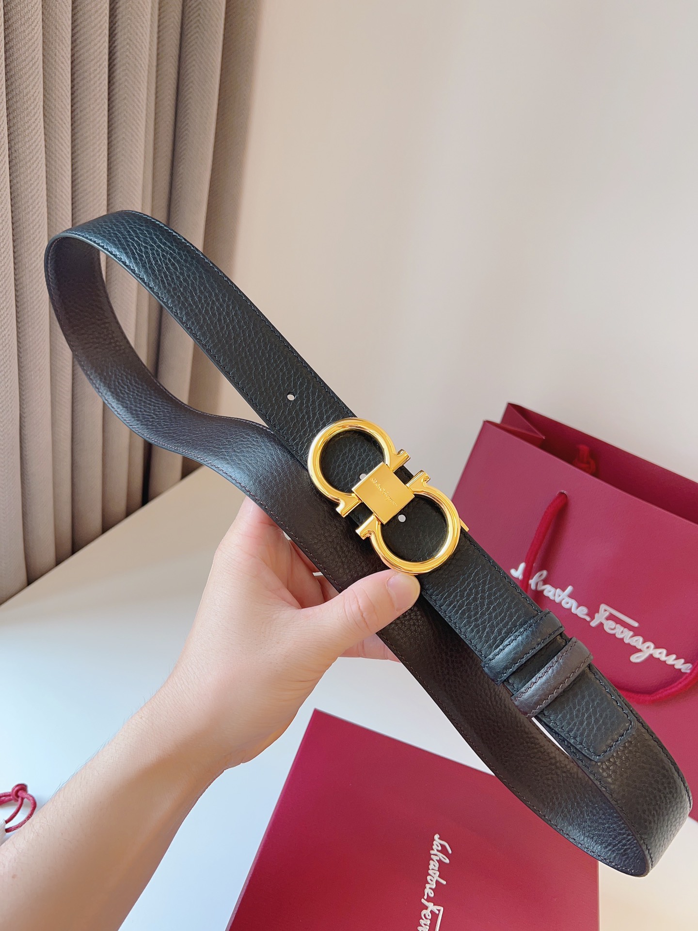爆買い大得価 ベルト フェラガモ偽物 幅35㎜ 牛革 ビジネス プレゼント 両面用 ゴールドバックル シンプル メンズ ブラック_6