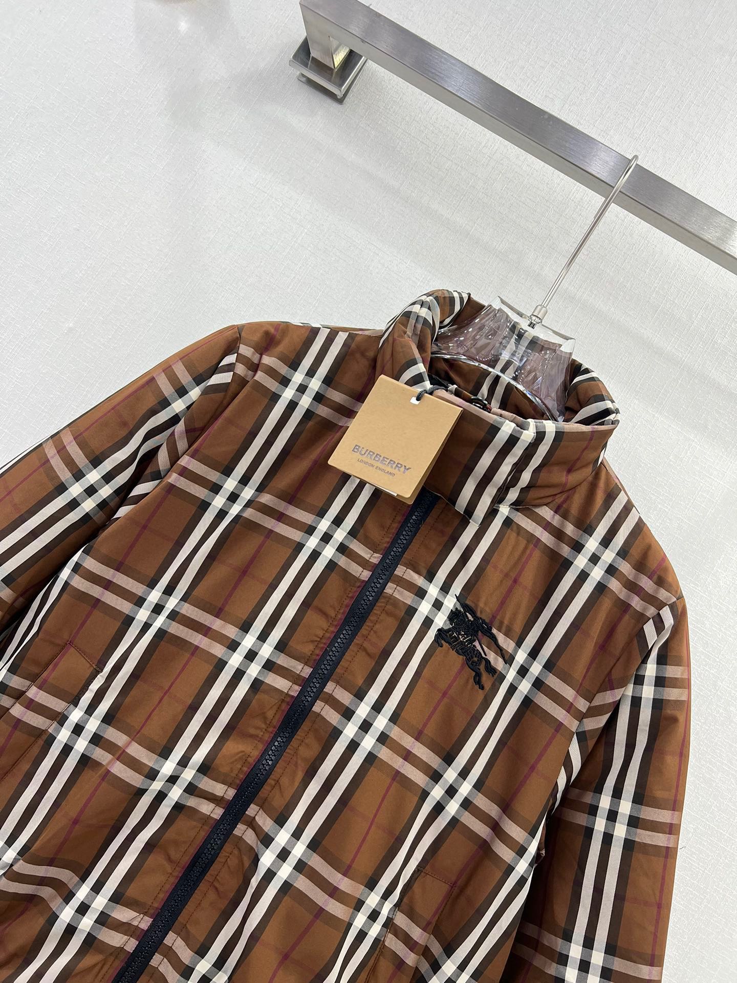 バーバリー ジャンパーコピー アウター  暖かい 中綿 格子形 ハイネック 冬服 軽量 シンプル 高品質 ブラウン_5