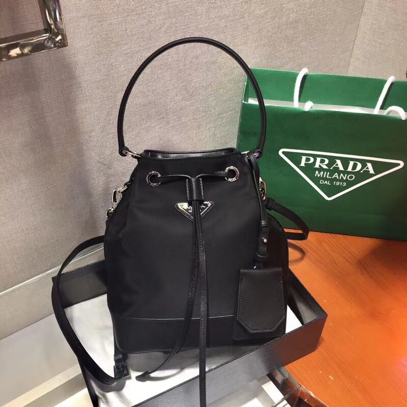 プラダ最新バッグＮ級品 持ちバッグ 可愛い 女の子 大人 軽量 バケツバッグ 大容量 牛革 レザー 軽量 ブラック_4