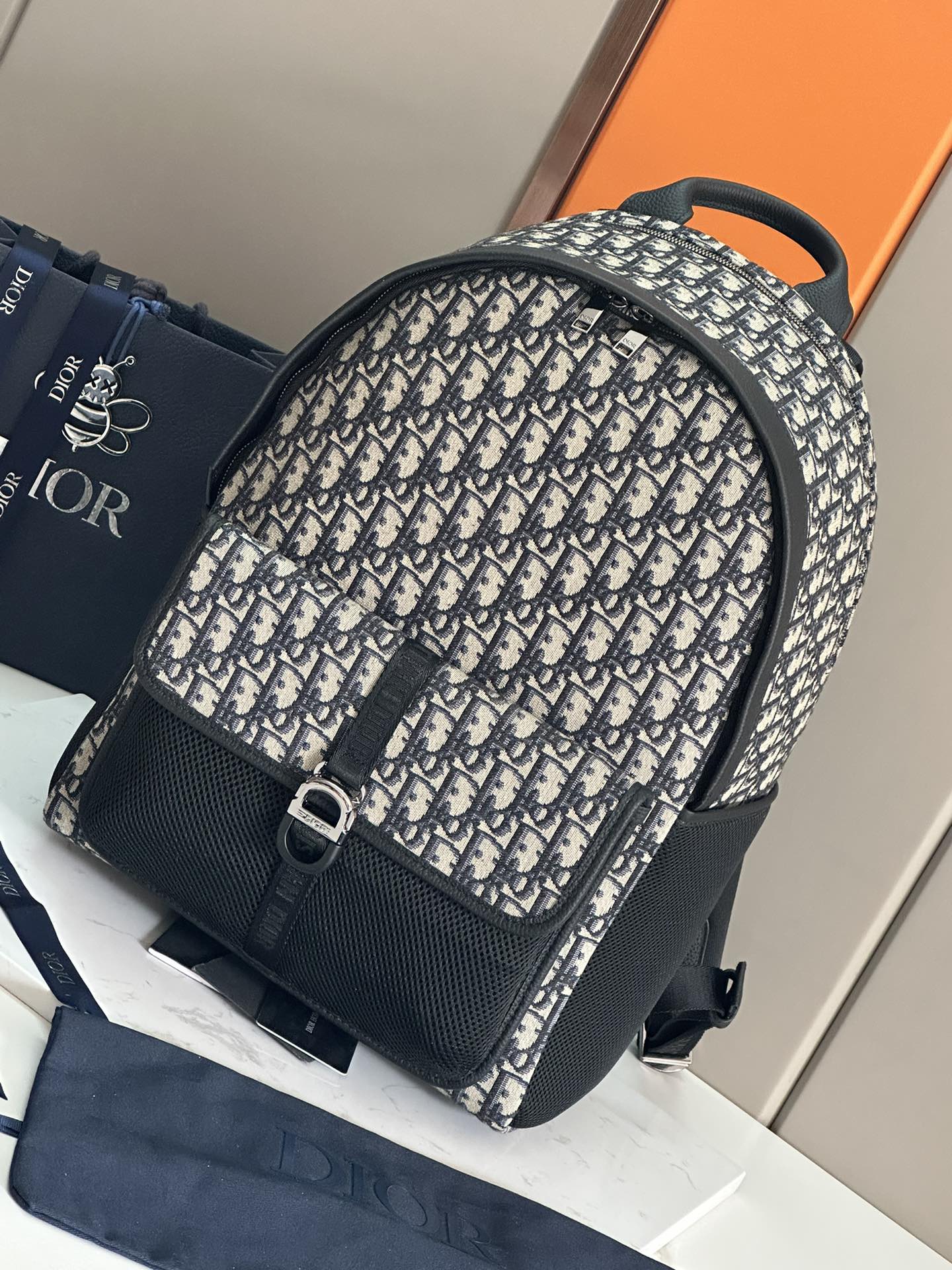 ディオール かばんＮ級品 花柄 優雅 肩掛けバッグ リュックサック ポケット付き 最新品 メンズ ブラック_1