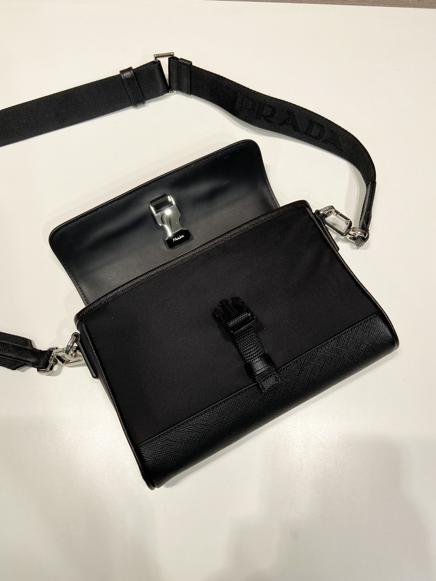 プラダ バッグ 耐久性激安通販 斜め掛けバッグ 牛革 レザー 人気新品 シンプル 男女兼用 大容量 ブラック_2
