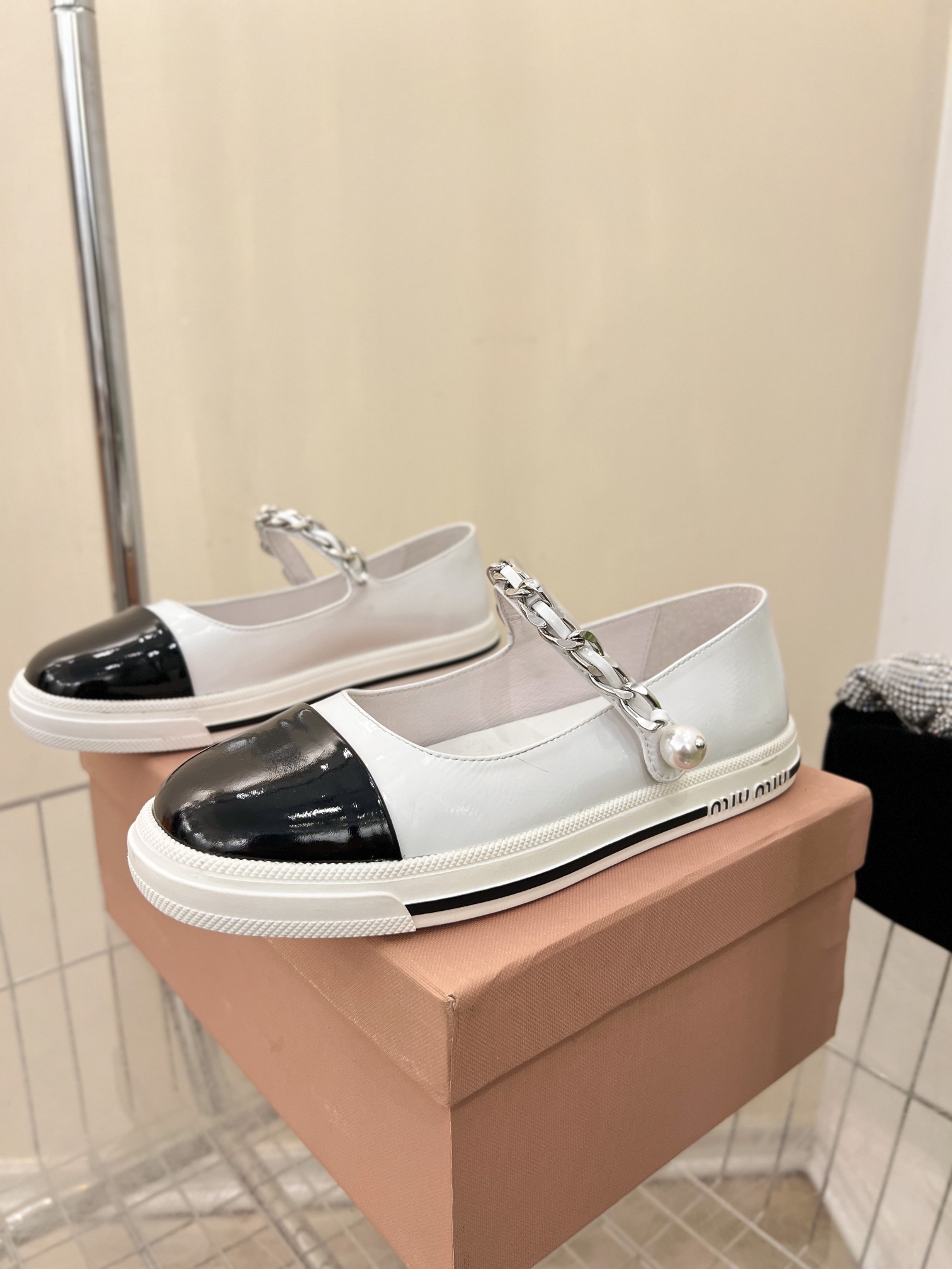 miumiu シューズコピー メリージェーンシューズ ファッション カジュアル 可愛い 靴 大人 シンプル ホワイト_6