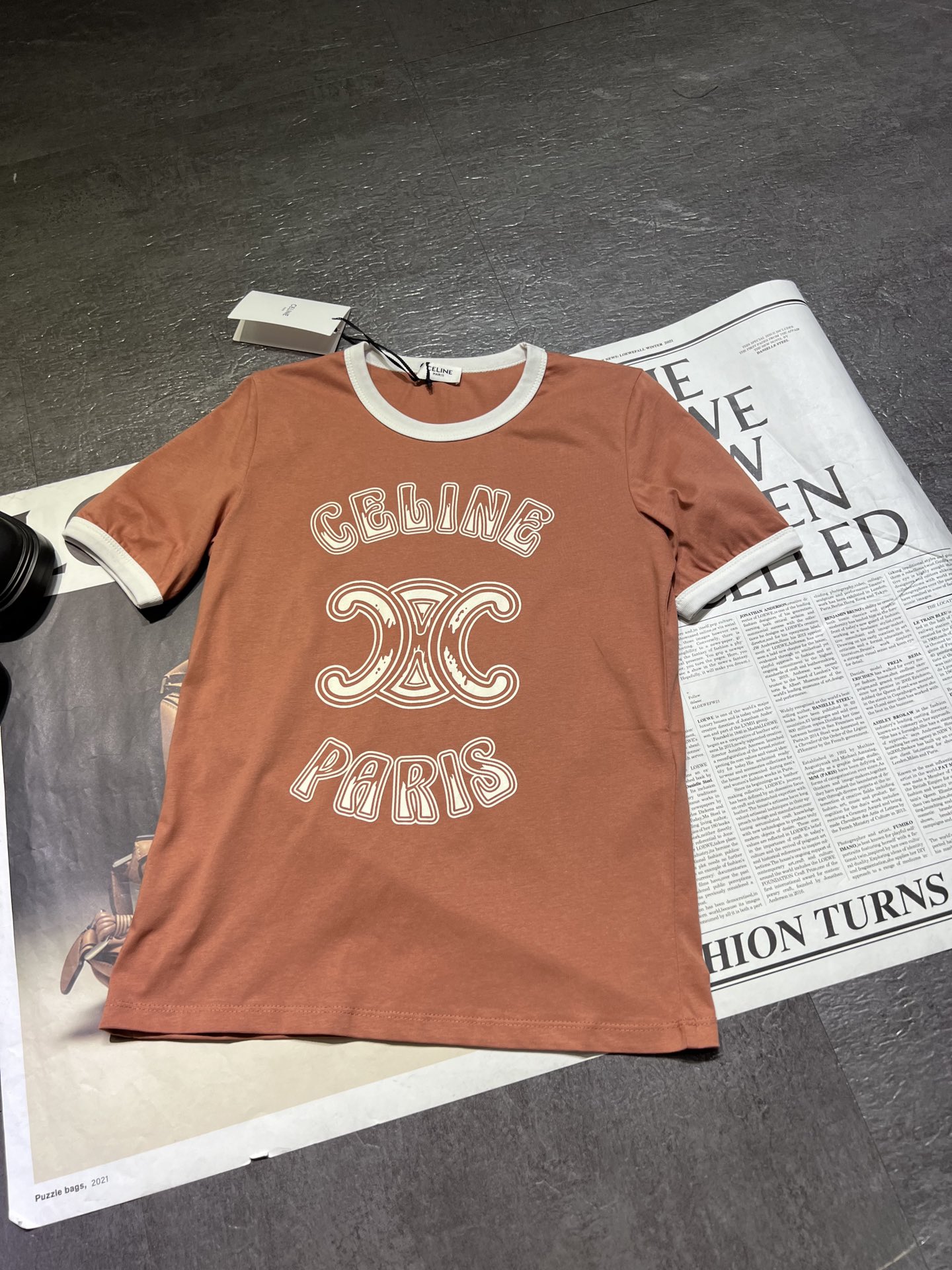 最前線2024 セリーヌtシャツサイズ激安通販 半袖 軽量 トップス シンプル 純綿 ロゴプリント 2色可選_2