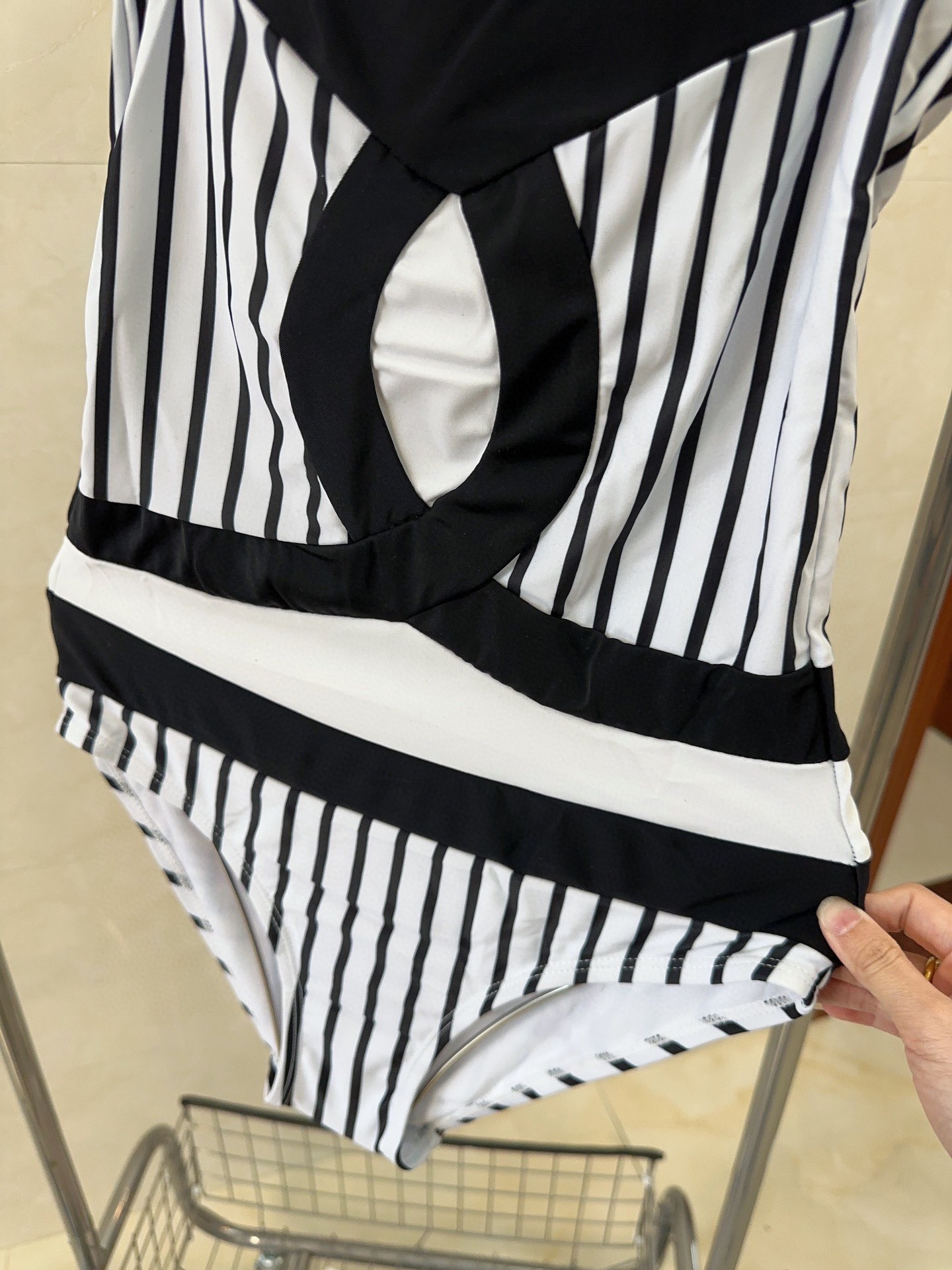 シャネル ワイシャツ激安通販 レディース セクシー ビキニ ワンピース 旅行 縞 スイミング 泳ぎ服 ブラック_5