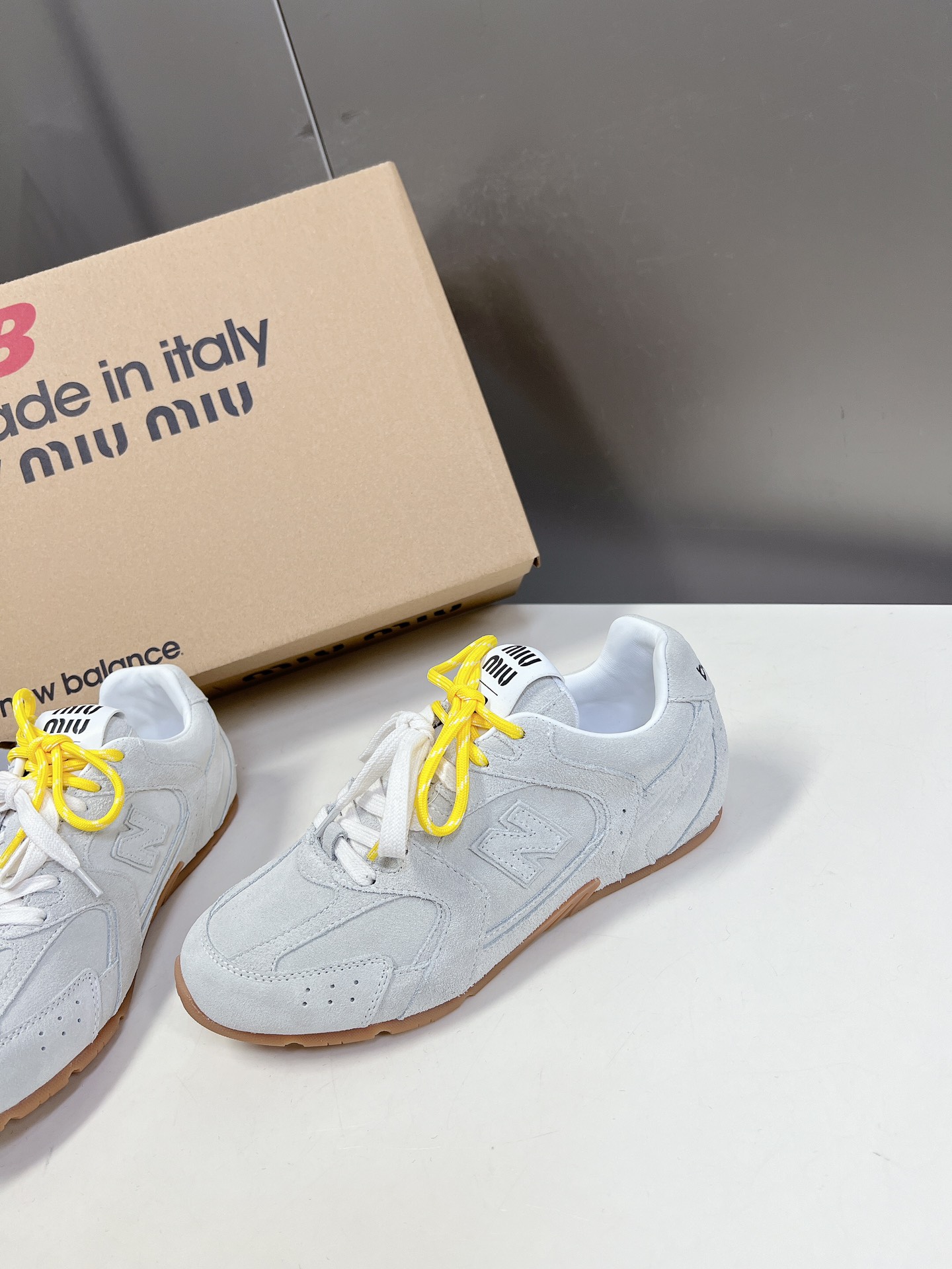 miumiu ブライダル シューズコピー 運動 カップルシューズ ランニング スニーカー Miu Miu x New Balanceコラボ グレイ_3