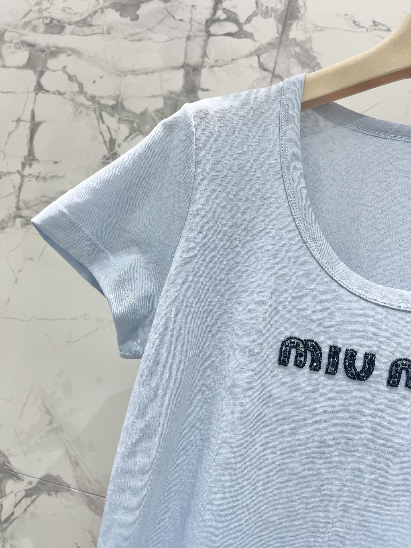 赤字超特価2024 miumiu シャツ レディース偽物 純綿 人気 シンプル 短袖 トップス ロゴプリント 薄い ブルー_3