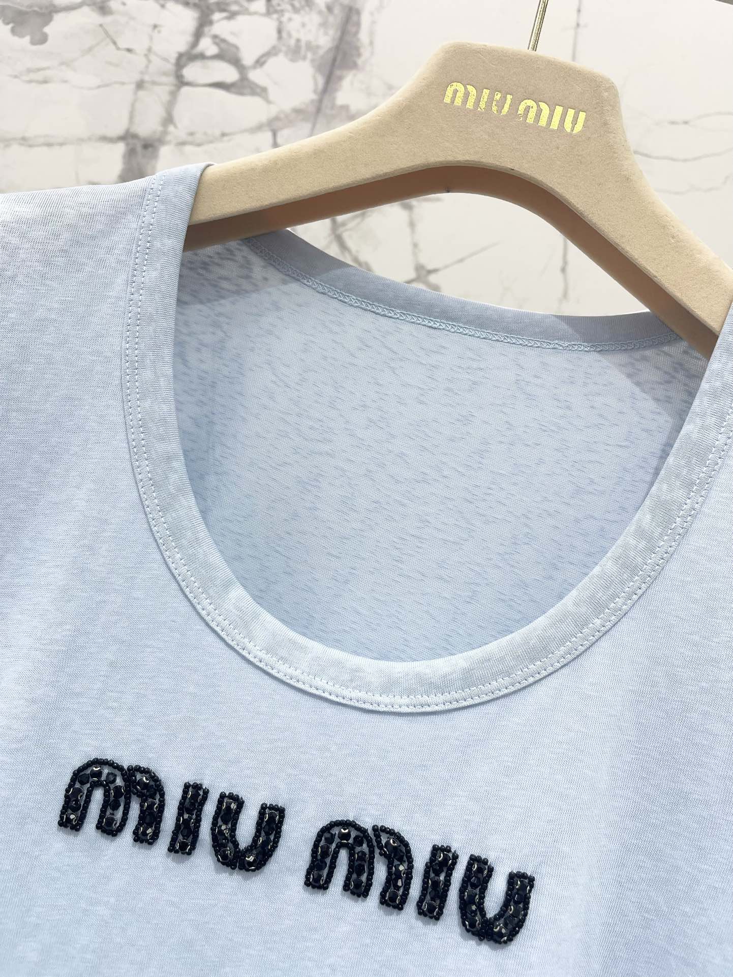 赤字超特価2024 miumiu シャツ レディース偽物 純綿 人気 シンプル 短袖 トップス ロゴプリント 薄い ブルー_4