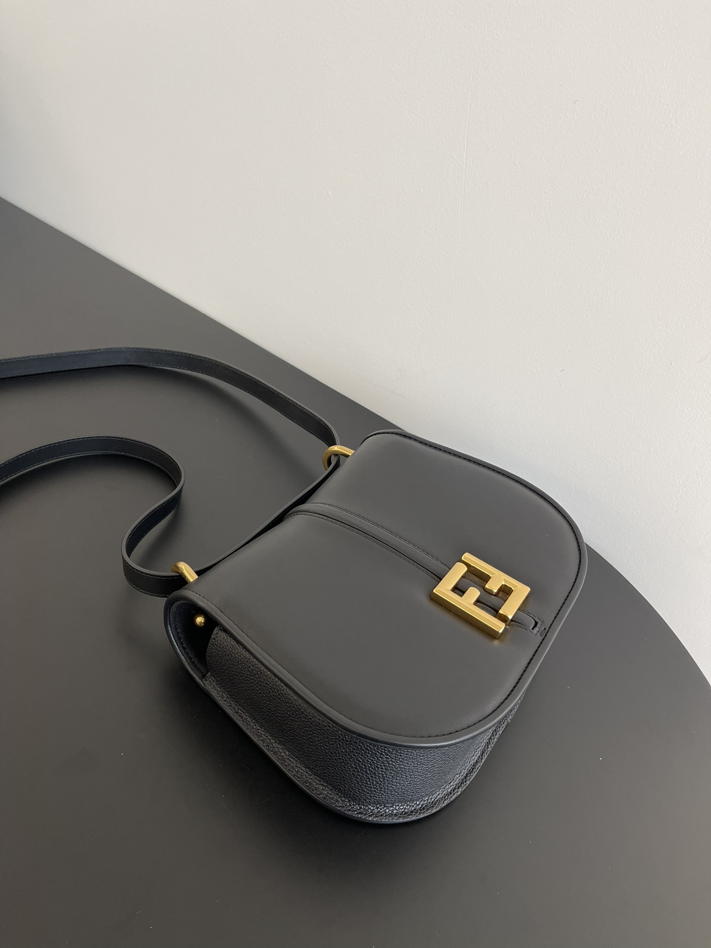 フェンディバッグメルカリ偽物 斜め掛けバッグ ファッション 人気 日常用 ロゴマック 品質保証 レディース ブラック_2