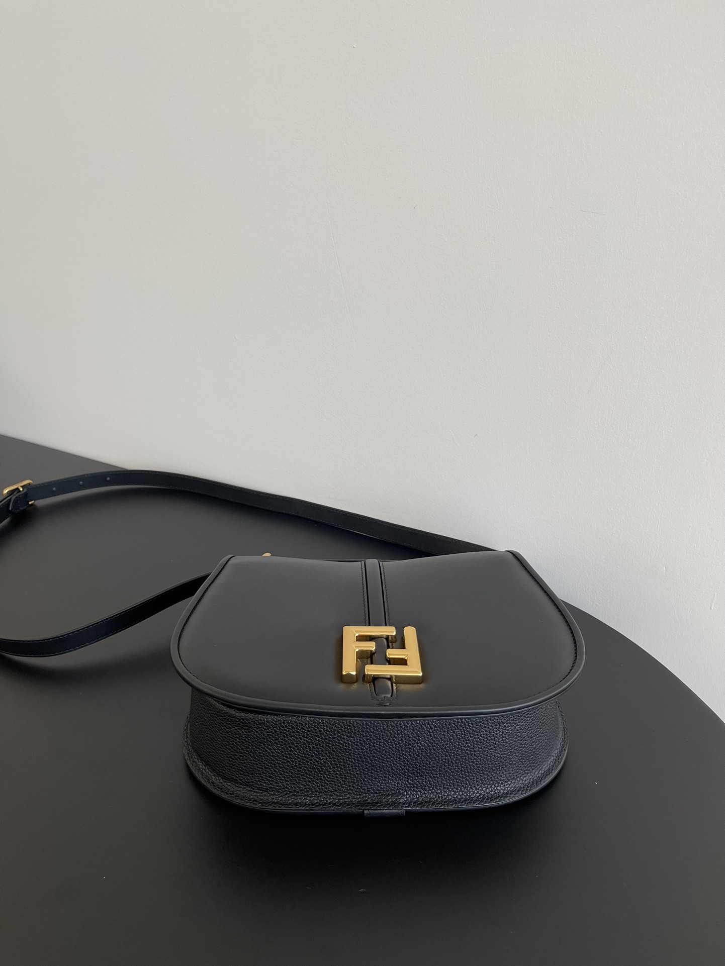 フェンディバッグメルカリ偽物 斜め掛けバッグ ファッション 人気 日常用 ロゴマック 品質保証 レディース ブラック_8