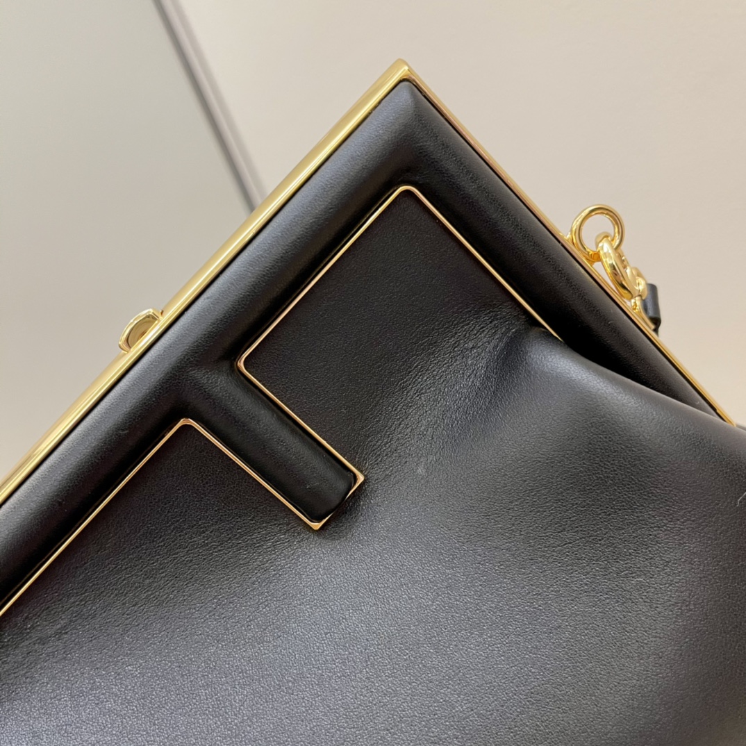 フェンディ 赤 バッグ偽物 斜め掛けバッグ デザインがいい ファッション 魅せる 本革採用 レディース 2サイズ ブラック_3