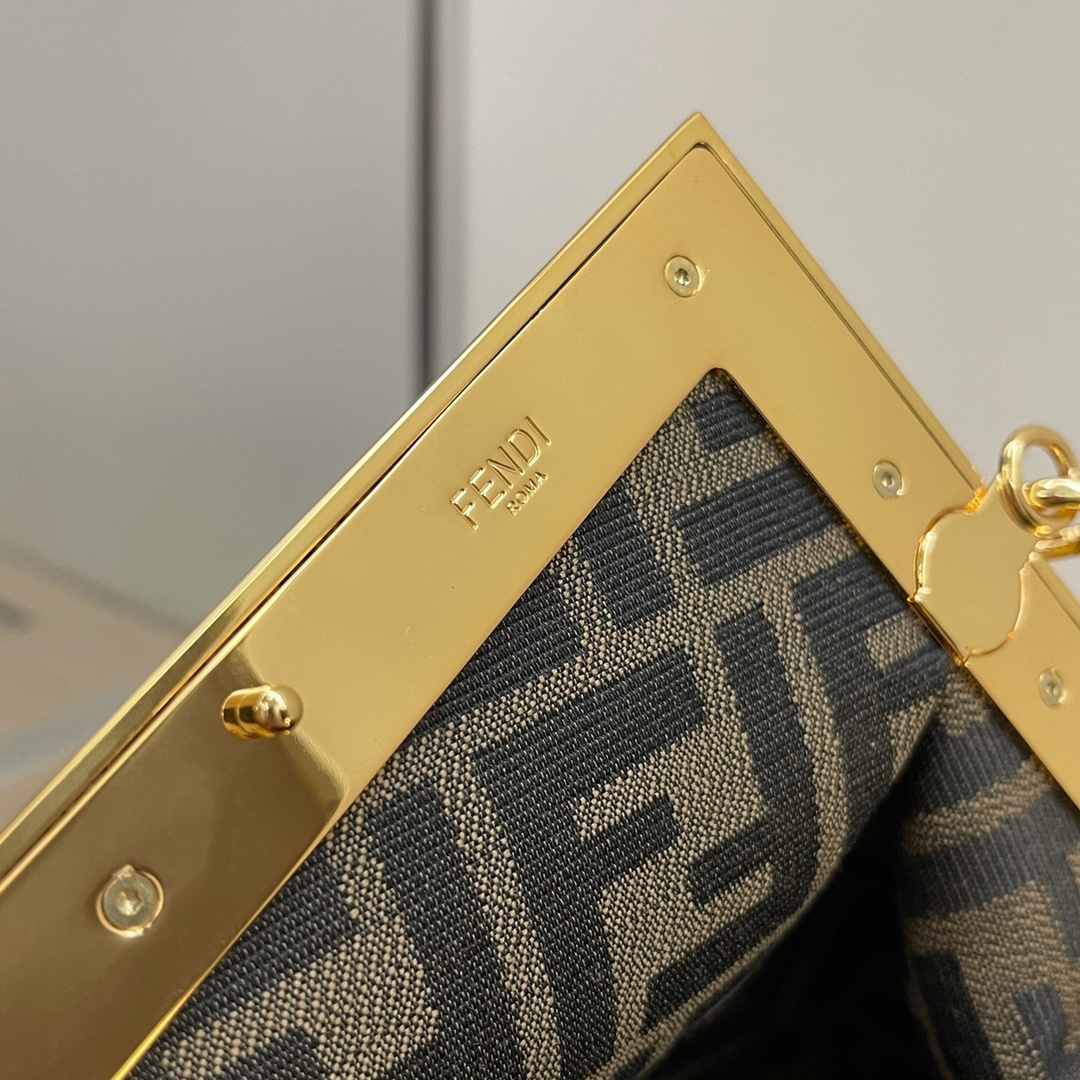 フェンディ 赤 バッグ偽物 斜め掛けバッグ デザインがいい ファッション 魅せる 本革採用 レディース 2サイズ ブラック_4