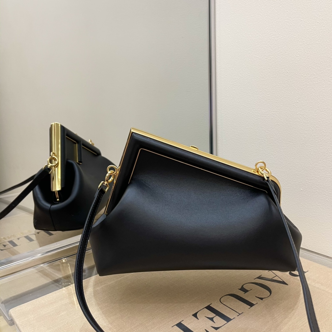 フェンディ 赤 バッグ偽物 斜め掛けバッグ デザインがいい ファッション 魅せる 本革採用 レディース 2サイズ ブラック_9