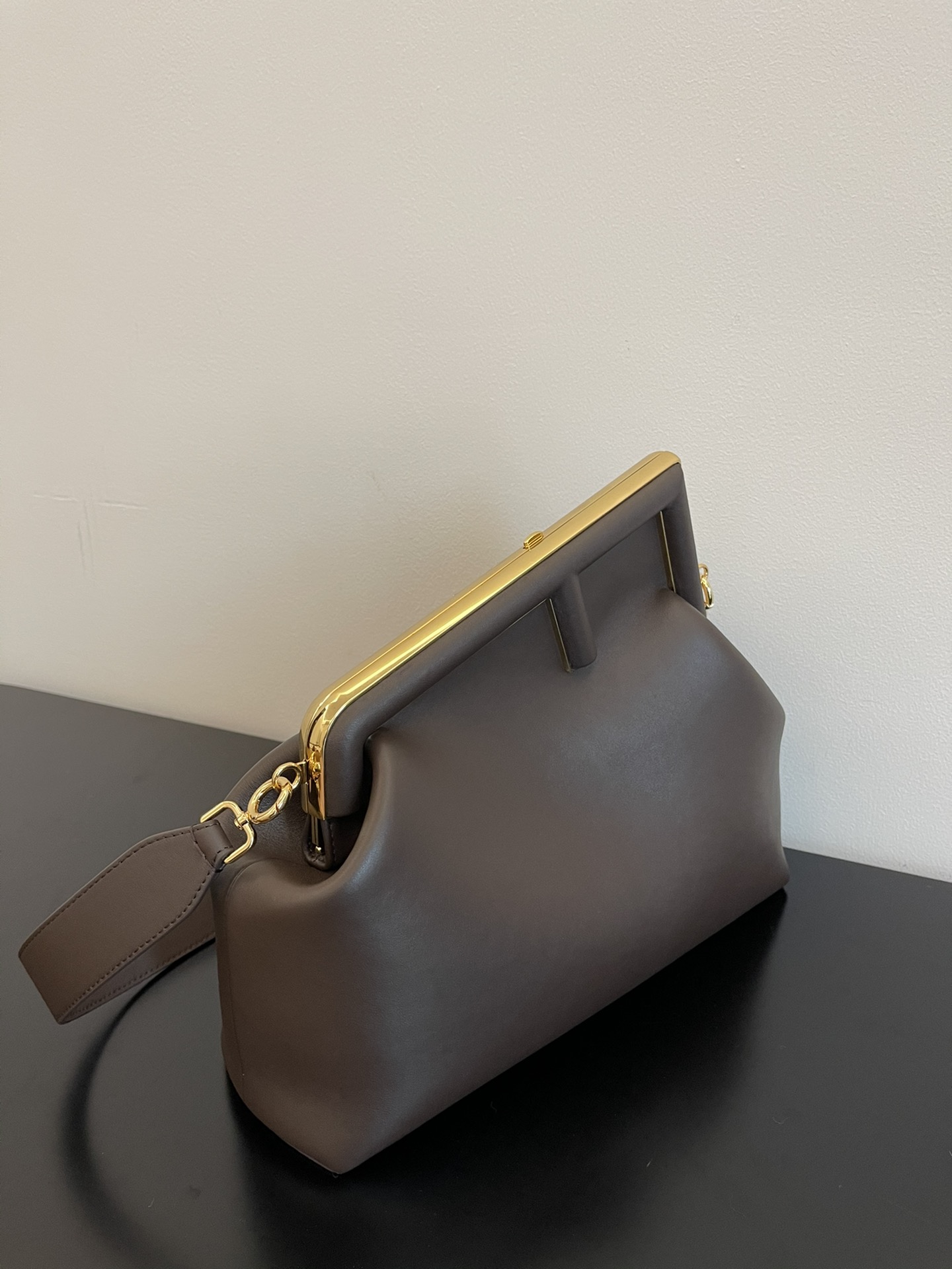 fendi のバッグコピー 斜め掛けバッグ デザインがいい ファッション 魅せる 本革採用 レディース コーヒー色_2