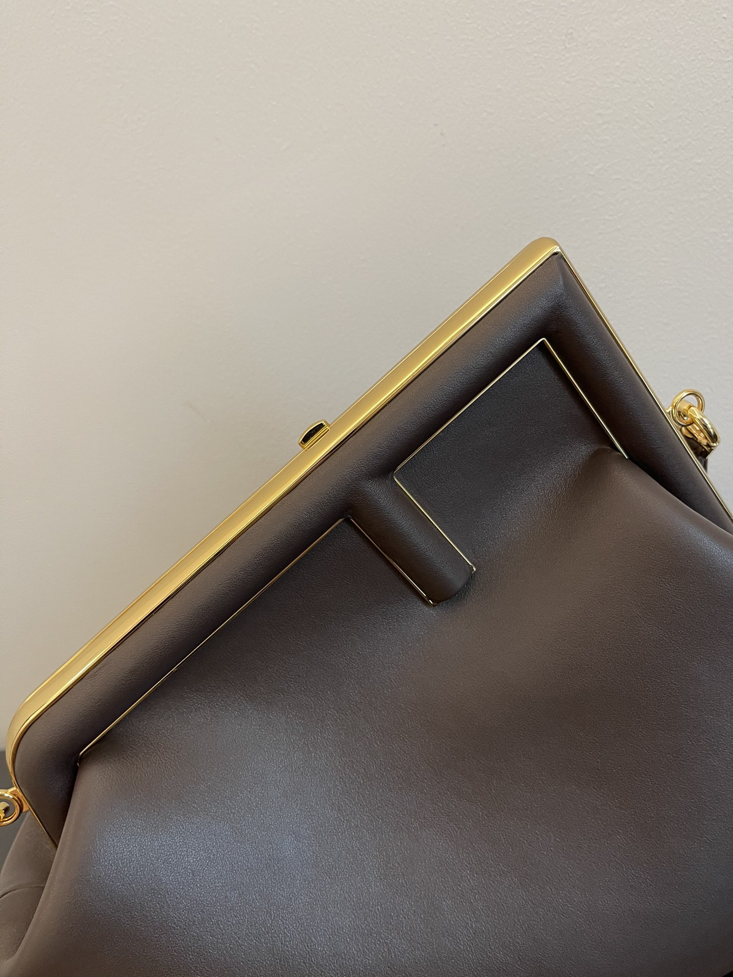 fendi のバッグコピー 斜め掛けバッグ デザインがいい ファッション 魅せる 本革採用 レディース コーヒー色_3