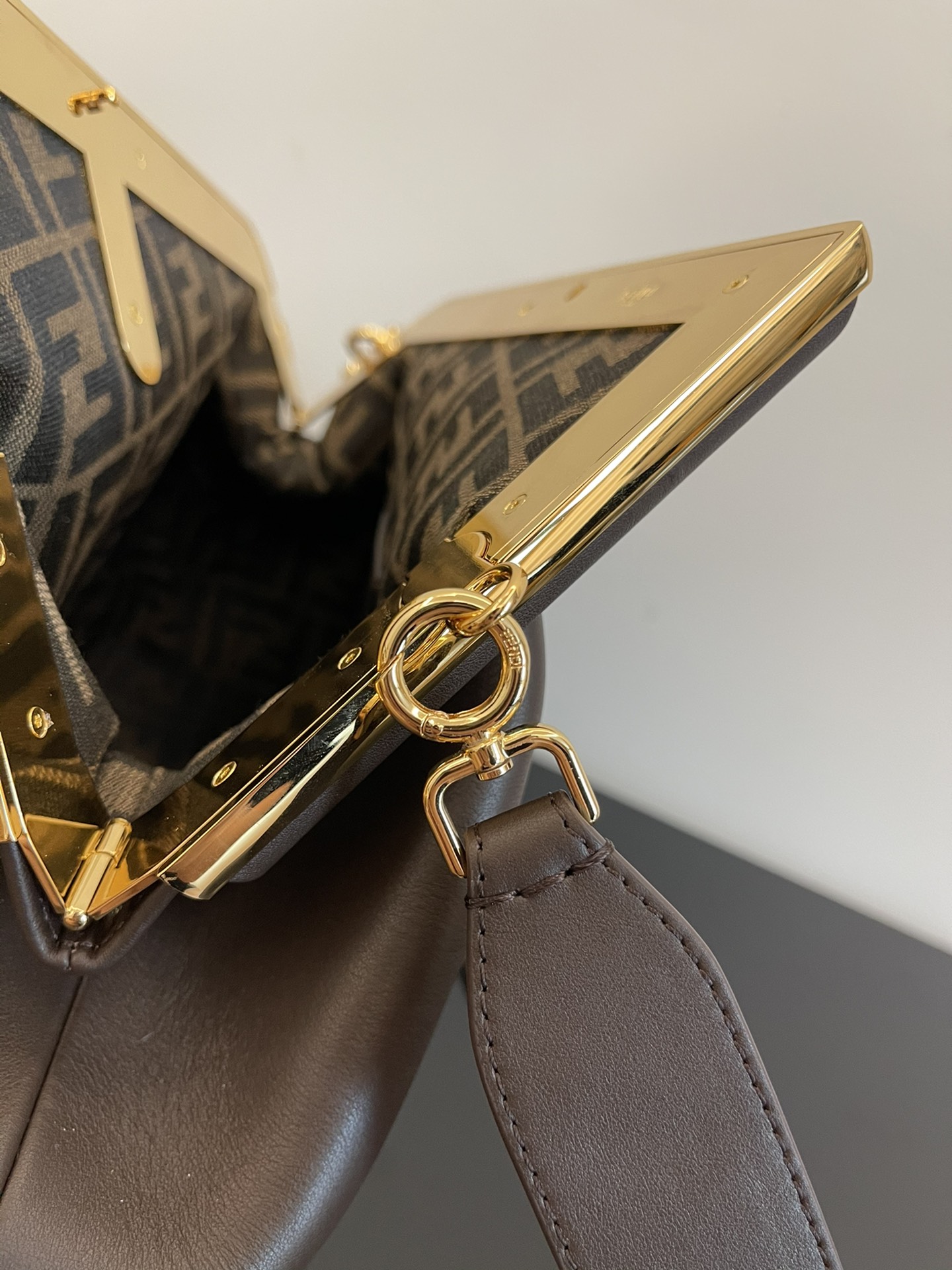fendi のバッグコピー 斜め掛けバッグ デザインがいい ファッション 魅せる 本革採用 レディース コーヒー色_4