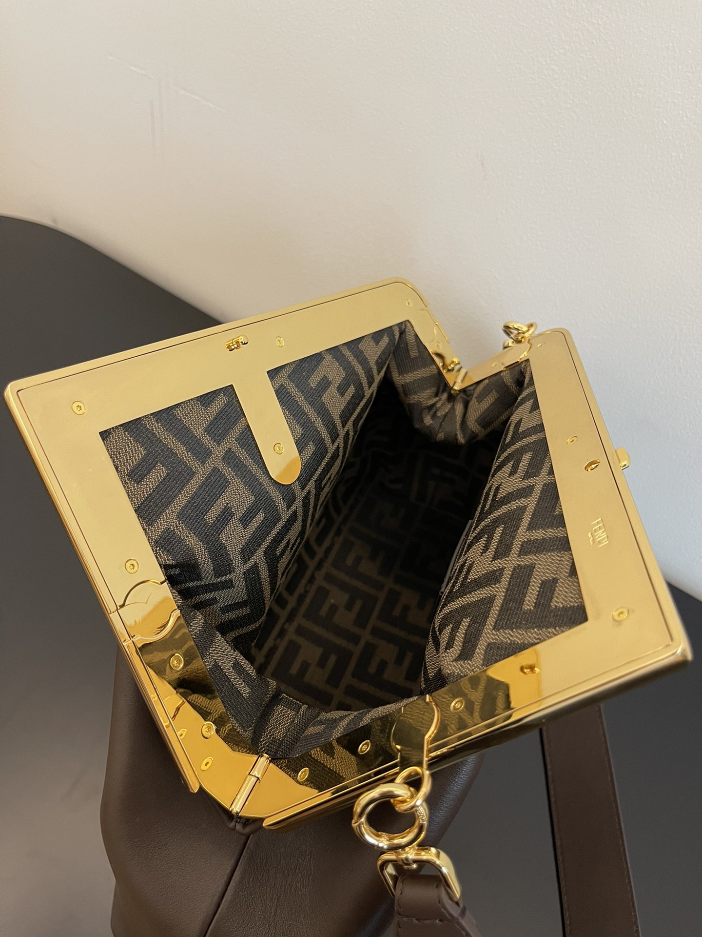 fendi のバッグコピー 斜め掛けバッグ デザインがいい ファッション 魅せる 本革採用 レディース コーヒー色_6