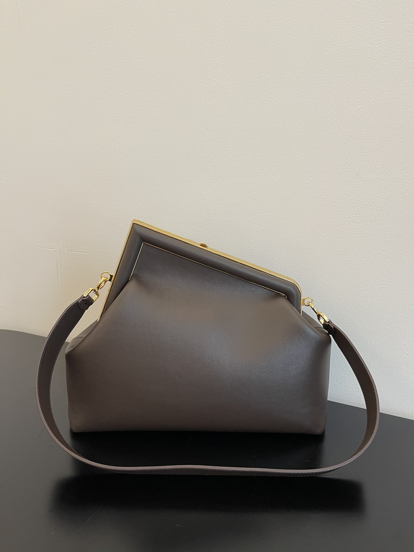 fendi のバッグコピー 斜め掛けバッグ デザインがいい ファッション 魅せる 本革採用 レディース コーヒー色_7