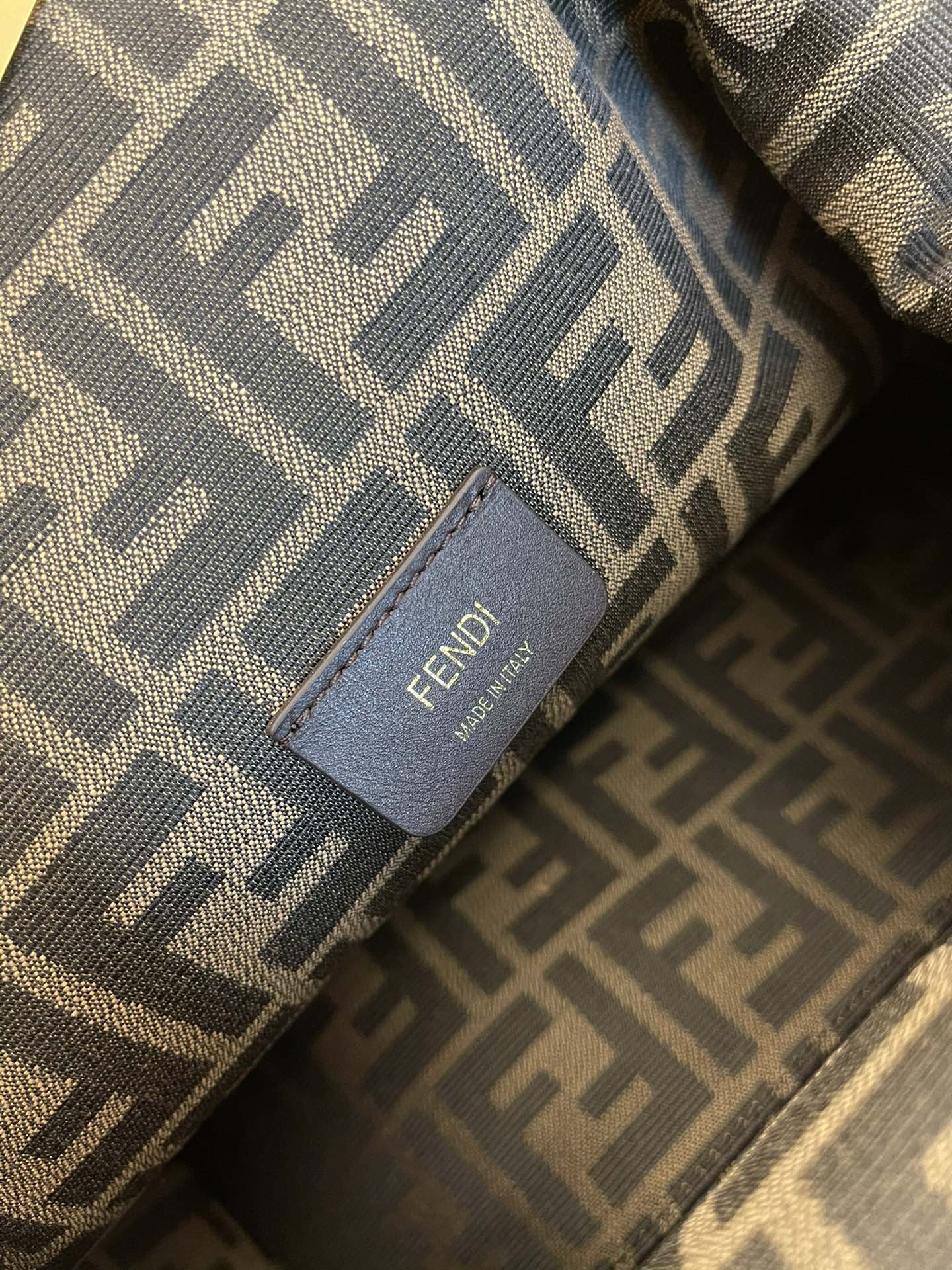 fendi のバッグコピー 斜め掛けバッグ デザインがいい ファッション 魅せる 本革採用 レディース コーヒー色_9