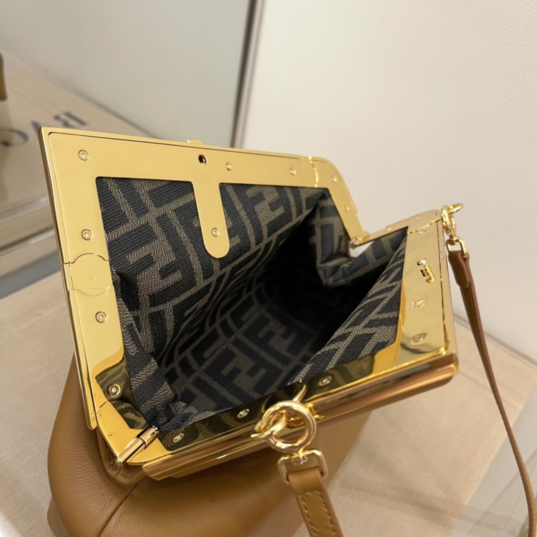 フェンディ ウォレットバッグスーパーコピー 斜め掛けバッグ デザインがいい ファッション 魅せる 本革採用 レディース 2サイズ ブラウン_6