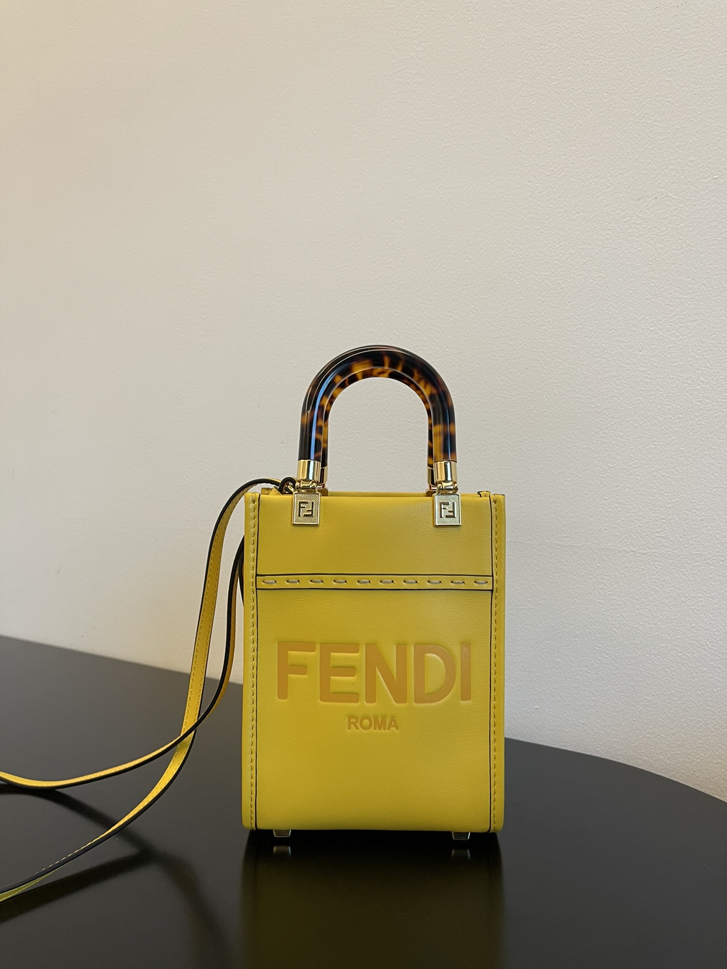 フェンディ バッグ オレンジ激安通販 斜め掛けバッグ 持ちバッグ ミニ 人気品 シンプル ロゴプリント 優雅 レディース イエロー_1