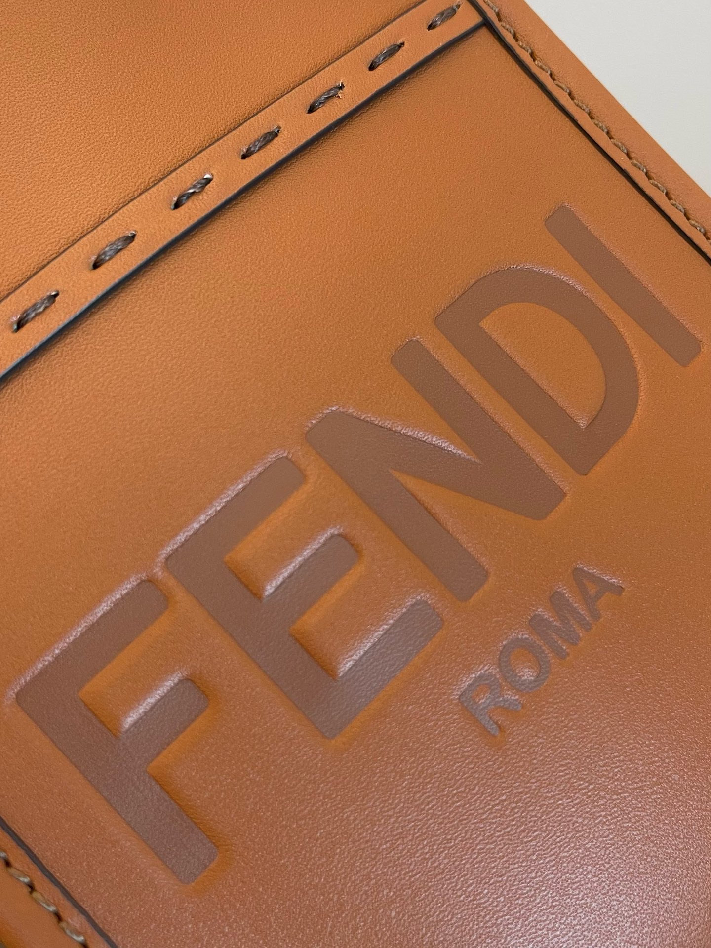フェンディ お財布ショルダー偽物 斜め掛けバッグ 持ちバッグ ミニ 人気品 シンプル ロゴプリント 優雅 レディース ブラウン_4