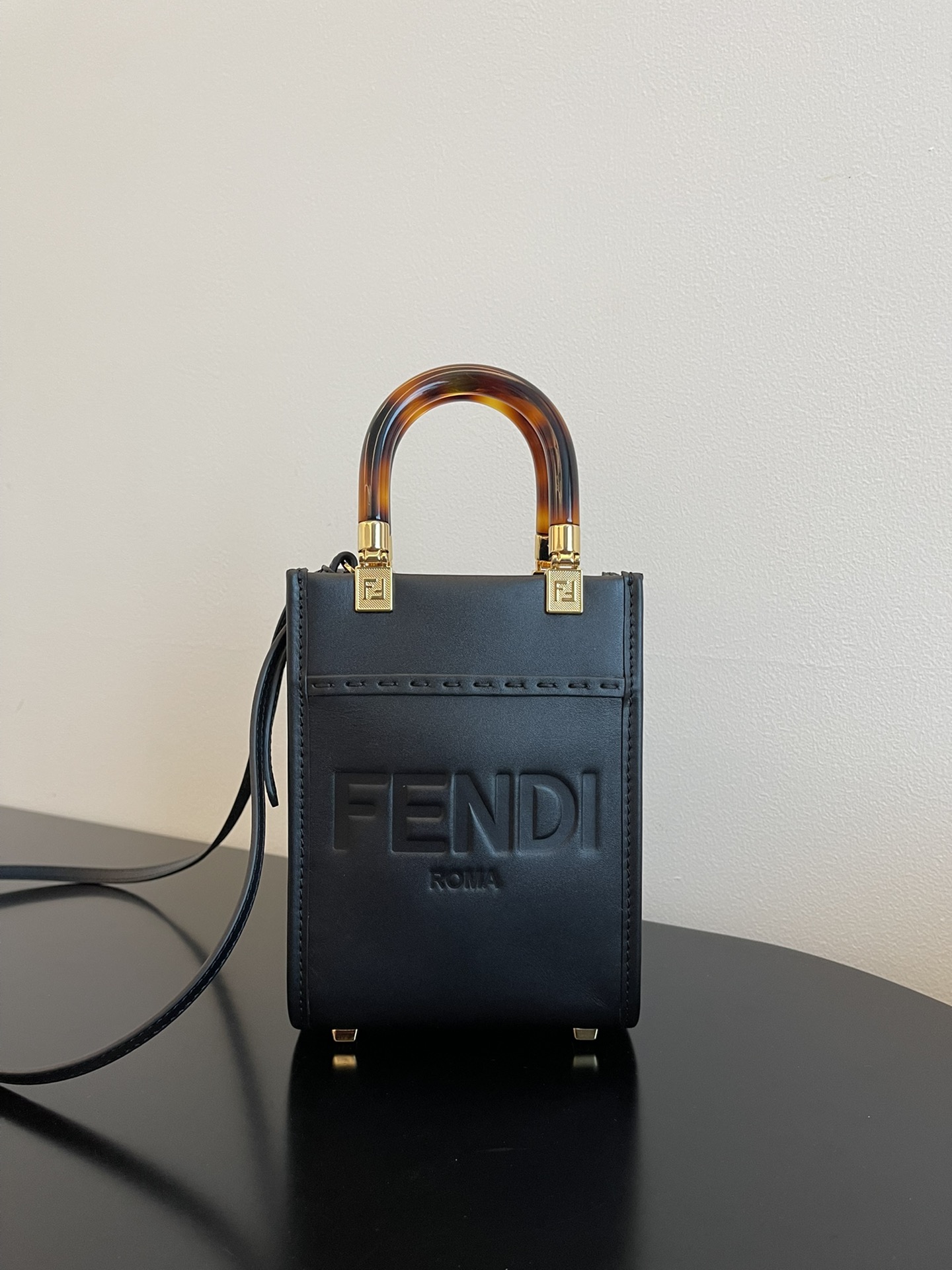 フェンディ バッグ ピーカブー風Ｎ級品 斜め掛けバッグ 持ちバッグ ミニ 人気品 シンプル ロゴプリント 優雅 レディース ブラック_1