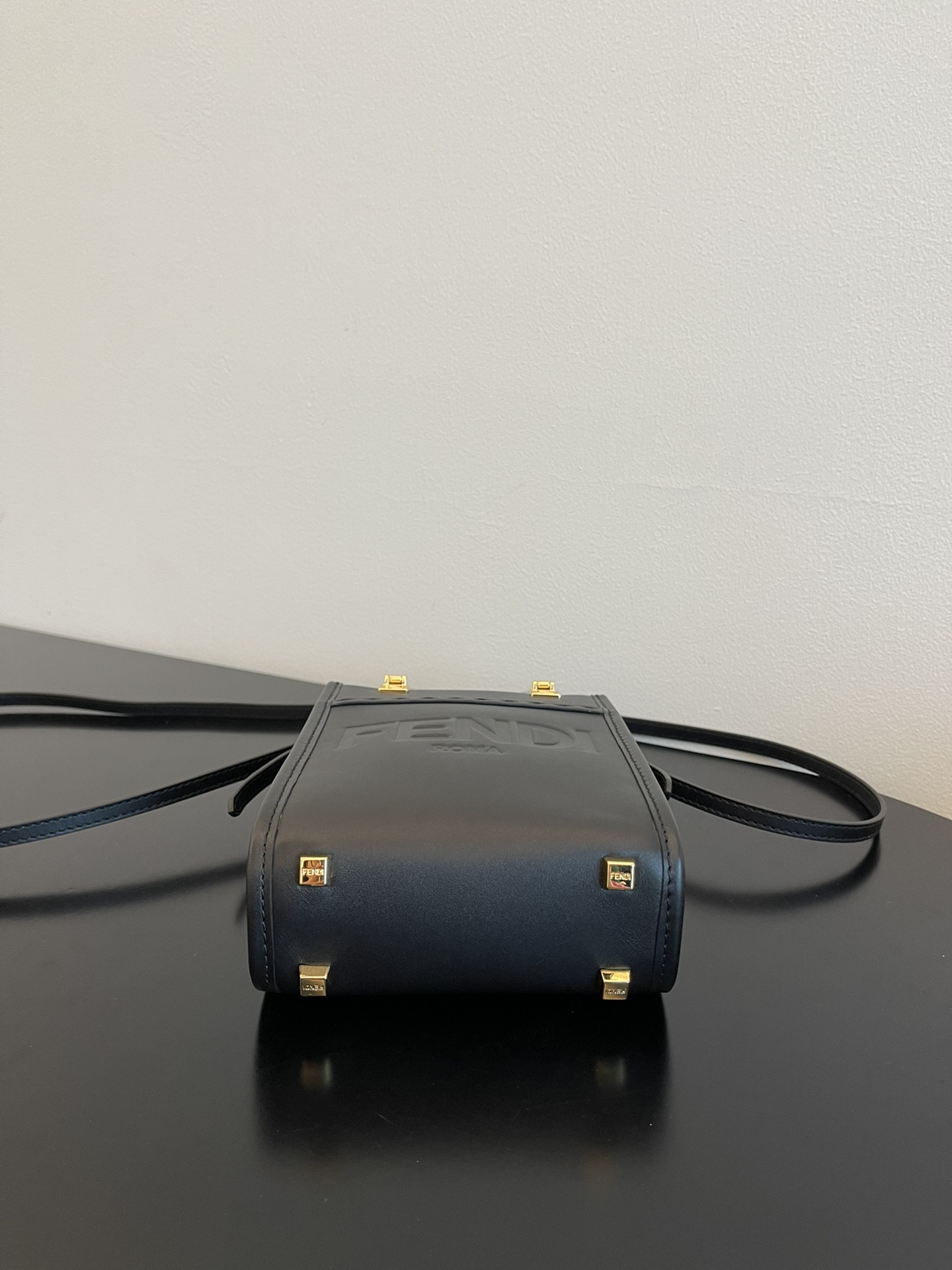 フェンディ バッグ ピーカブー風Ｎ級品 斜め掛けバッグ 持ちバッグ ミニ 人気品 シンプル ロゴプリント 優雅 レディース ブラック_8