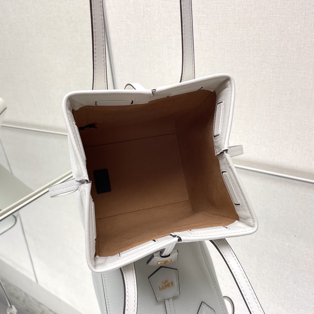 フェンディ 機番偽物 持ちバッグ 通勤 斜め掛けバッグ シンプル ミニ 目立ち 優雅 レディース ホワイト_9