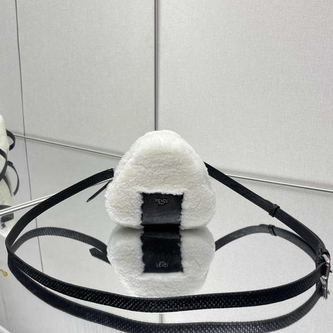 フェンディバッグ 黒 レザースーパーコピー おにぎり形 魅せる 可愛い もこもこ 柔らかい 人気商品 ホワイト_1