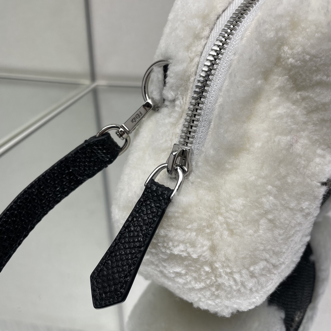 フェンディバッグ 黒 レザースーパーコピー おにぎり形 魅せる 可愛い もこもこ 柔らかい 人気商品 ホワイト_4