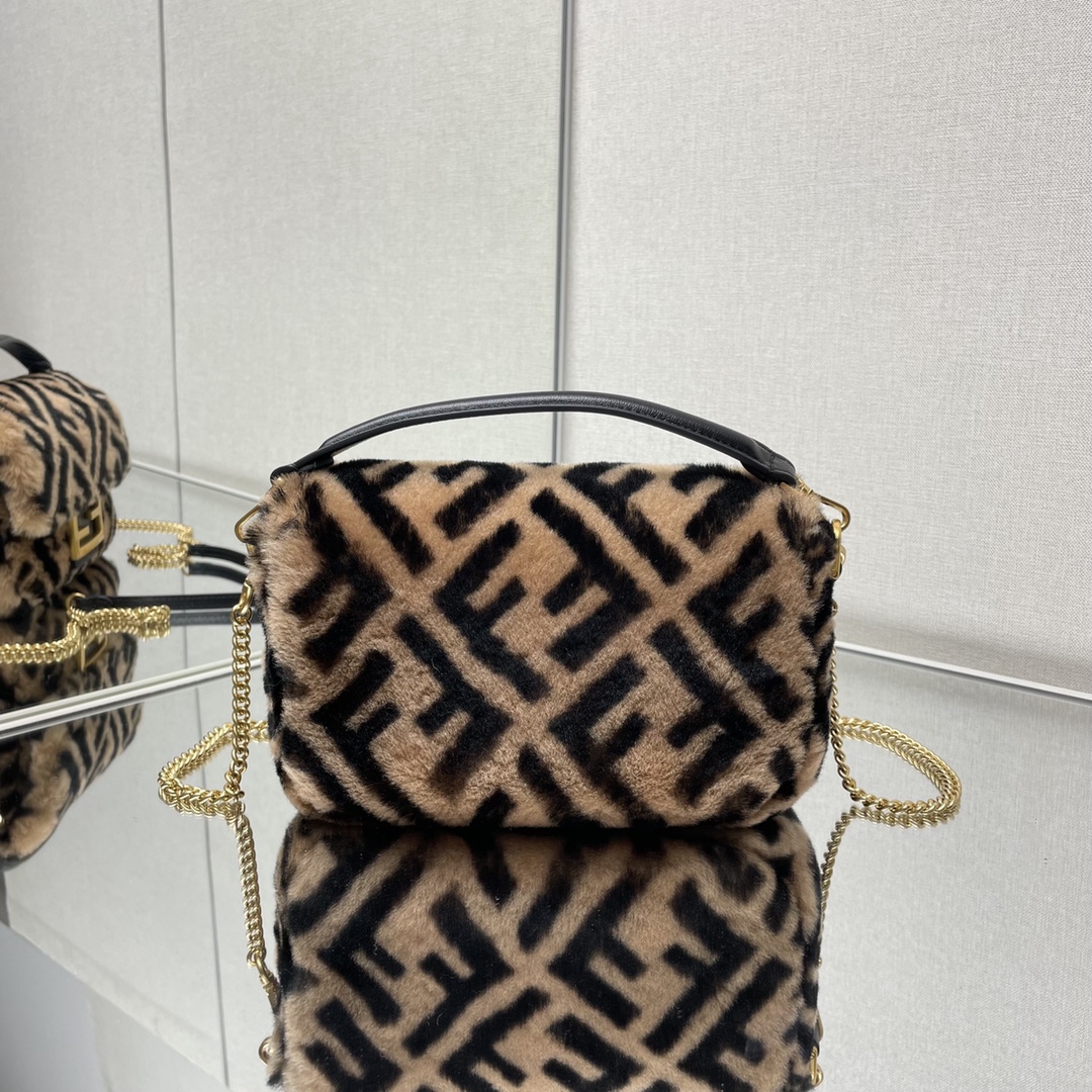 超激得品質保証 フェンディ バッグ 黒偽物 斜め掛けバッグ 可愛い もこもこ 柔らかい 人気定番 レディース ブラウン_4