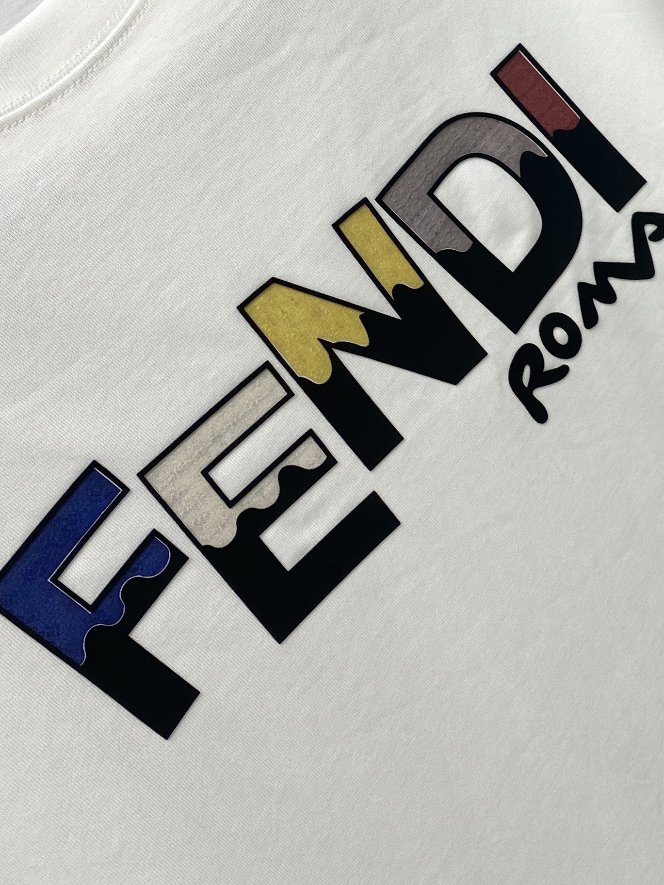 抜群な存在感  fendi t シャツ メンズＮ級品 トップス 純綿 半袖 柔らかい シンプル Tシャツ ロゴプリント ゆったり ホワイト_4