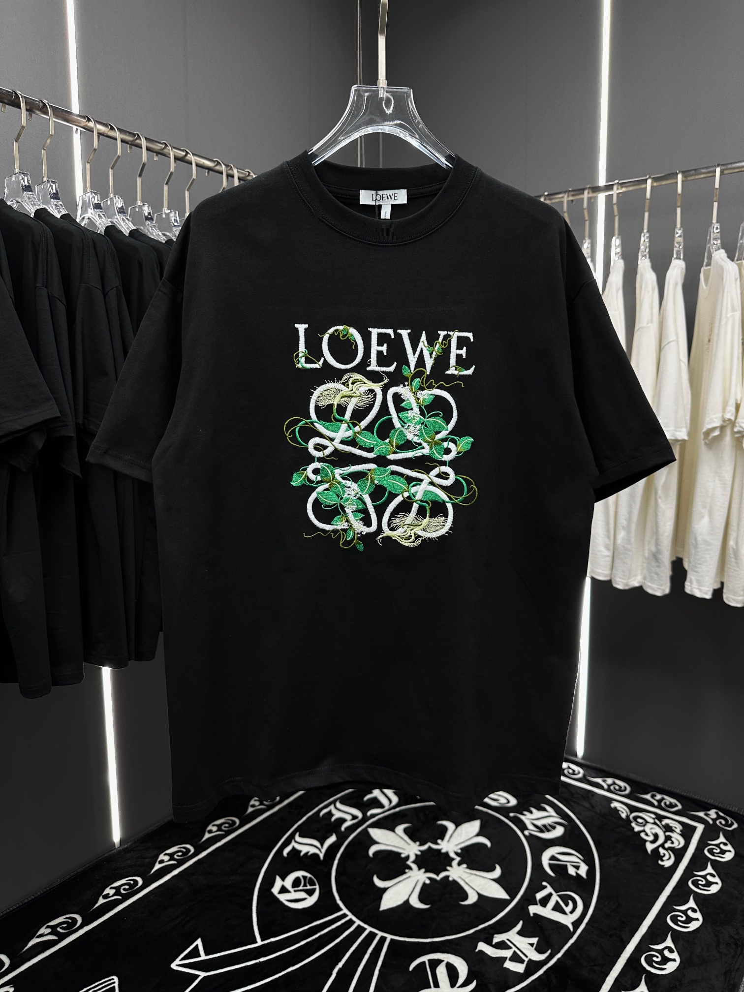 人気セールHOT ロエベ 知らないスーパーコピー 純綿 トップス ロゴプリント 柔らかい ファッション 半袖 Tシャツ ブラック_1