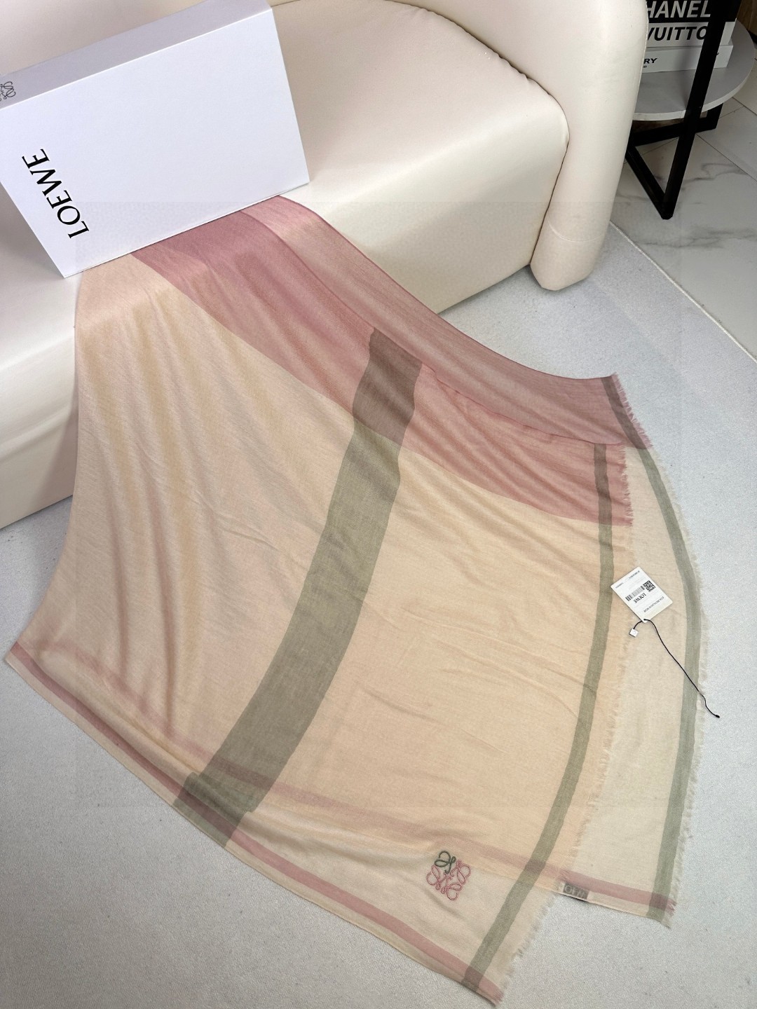 ロエベ スカーフ シルクＮ級品 優雅 暖かい シンプル ファッション 柔らかい シルク 人気販売 品質保証豊富なオ 薄いピンク_4