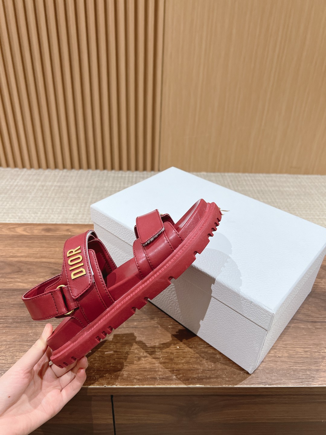 dior ブーツ 新作偽物 シンプル 軽量 シンプル 人気サンダル スリッパ 海水浴 ファッション 深いレッド_5