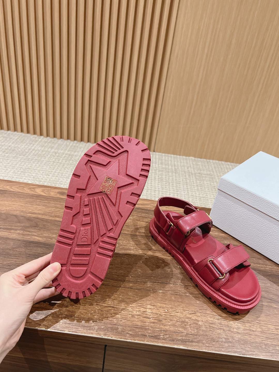 dior ブーツ 新作偽物 シンプル 軽量 シンプル 人気サンダル スリッパ 海水浴 ファッション 深いレッド_9