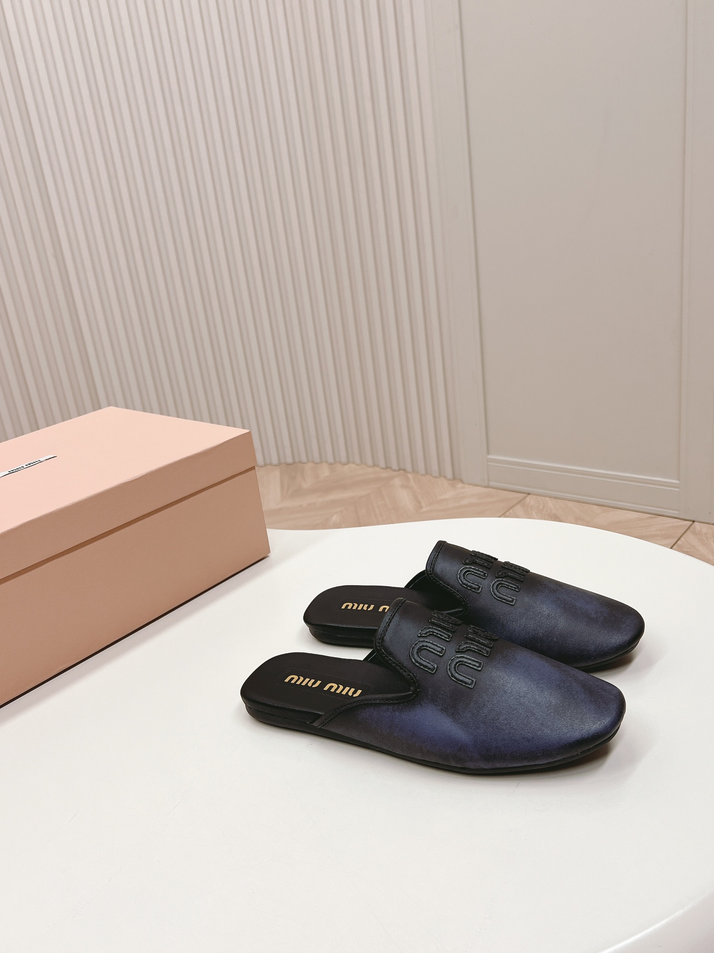 2024新登場の miumiu シューズコピー スリッパ サンダル 夏新作 旅行 軽量 シンプル 超軽量 滑り止め ブラック_1